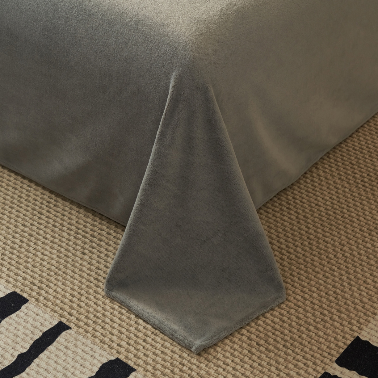 91家纺网 家纺一手货源 找家纺 寐绸家纺 2025秋冬新款230g牛奶绒肌理雕花四件套 肌理四件套-雾蓝