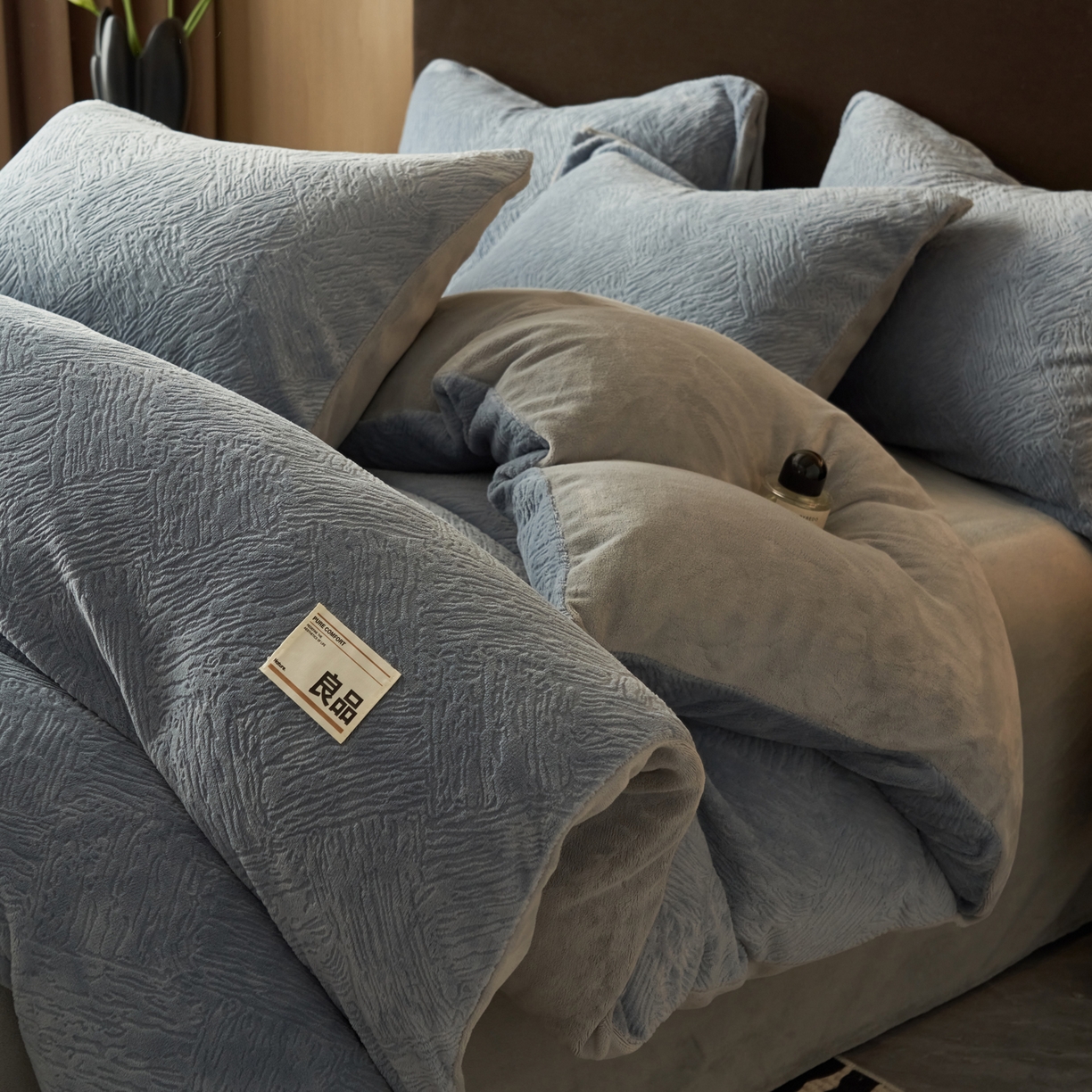91家纺网 家纺一手货源 找家纺 寐绸家纺 2025秋冬新款230g牛奶绒肌理雕花四件套 肌理四件套-雾蓝