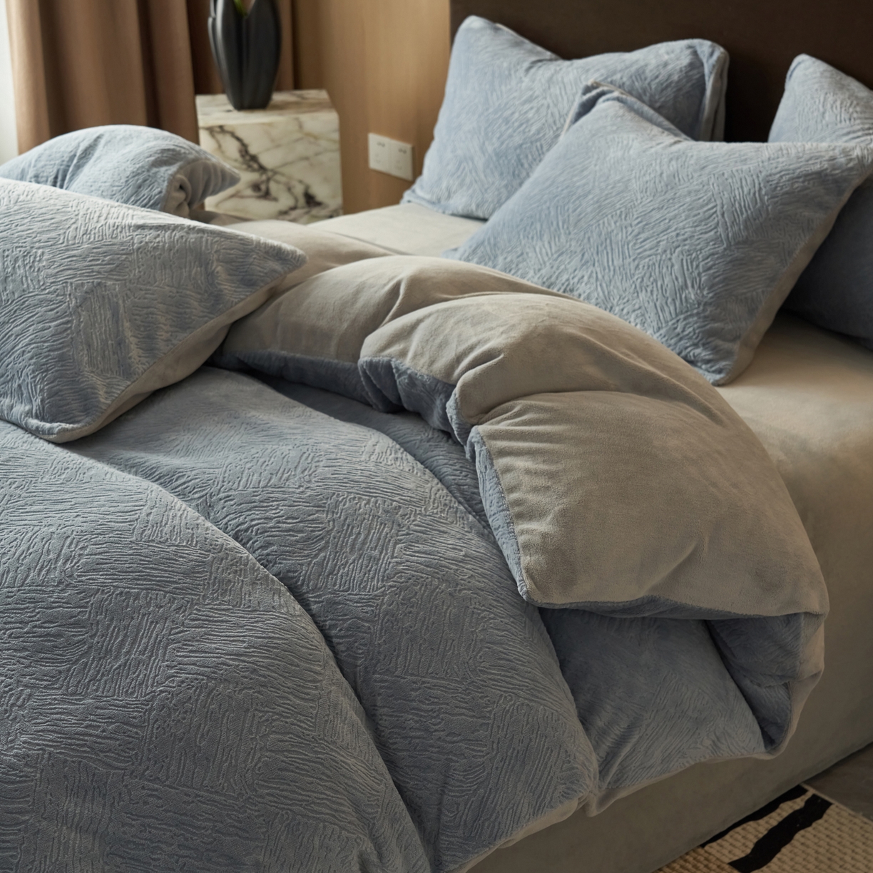 91家纺网 家纺一手货源 找家纺 寐绸家纺 2025秋冬新款230g牛奶绒肌理雕花四件套 肌理四件套-雾蓝