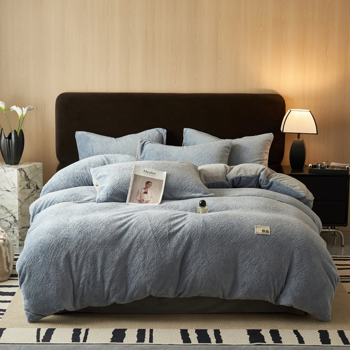 91家纺网 家纺一手货源 找家纺 寐绸家纺 2025秋冬新款230g牛奶绒肌理雕花四件套 肌理四件套-雾蓝