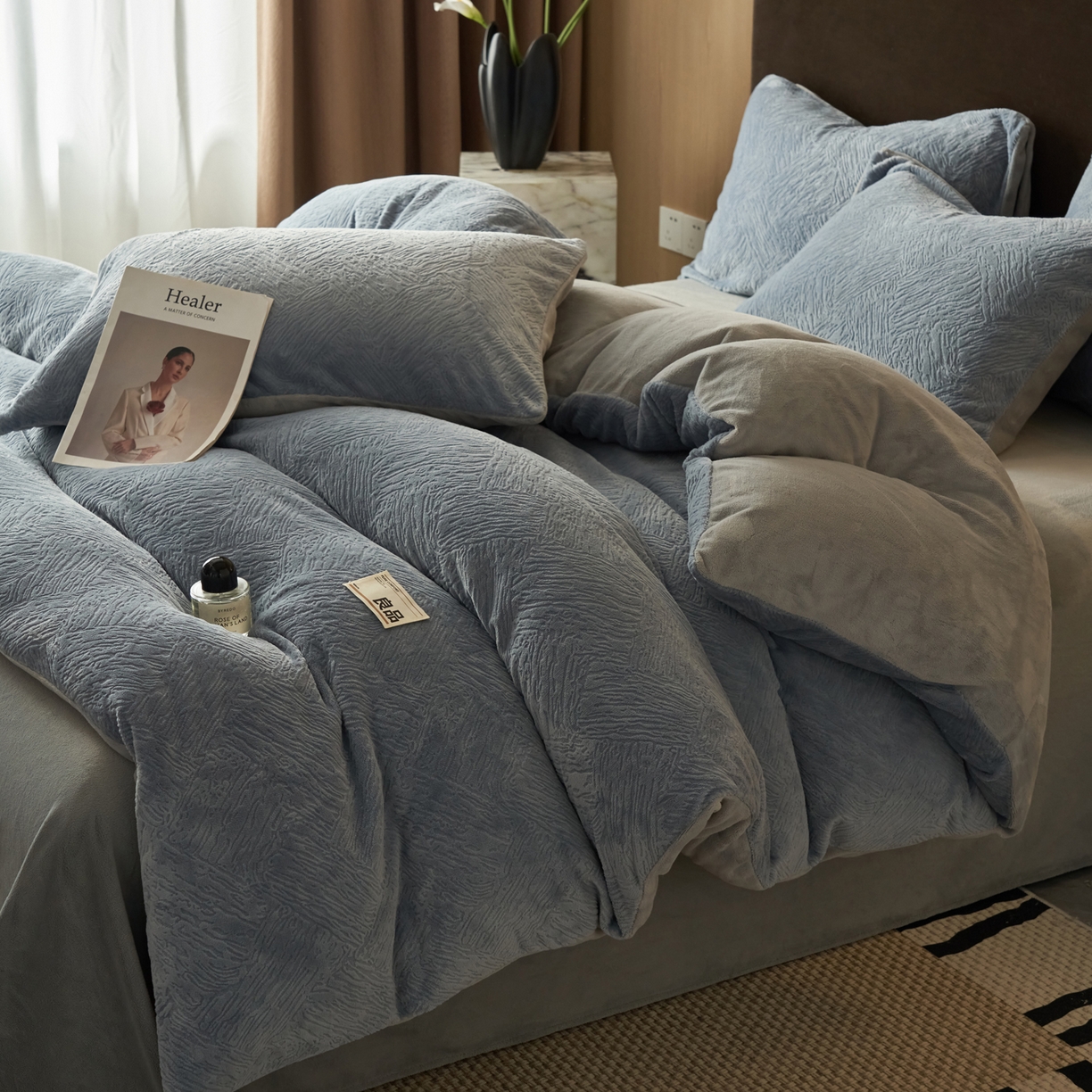 91家纺网 家纺一手货源 找家纺 寐绸家纺 2025秋冬新款230g牛奶绒肌理雕花四件套 肌理四件套-雾蓝