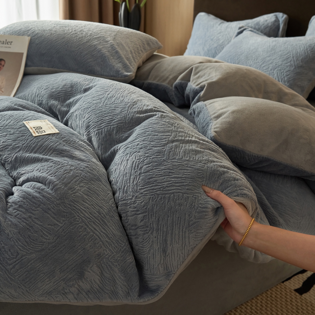 91家纺网 家纺一手货源 找家纺 寐绸家纺 2025秋冬新款230g牛奶绒肌理雕花四件套 肌理四件套-雾蓝