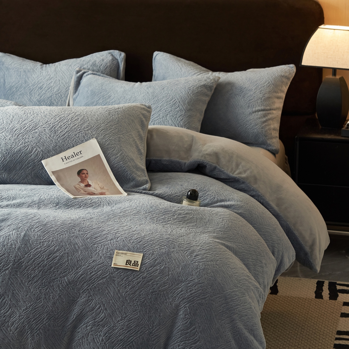 91家纺网 家纺一手货源 找家纺 寐绸家纺 2025秋冬新款230g牛奶绒肌理雕花四件套 肌理四件套-雾蓝
