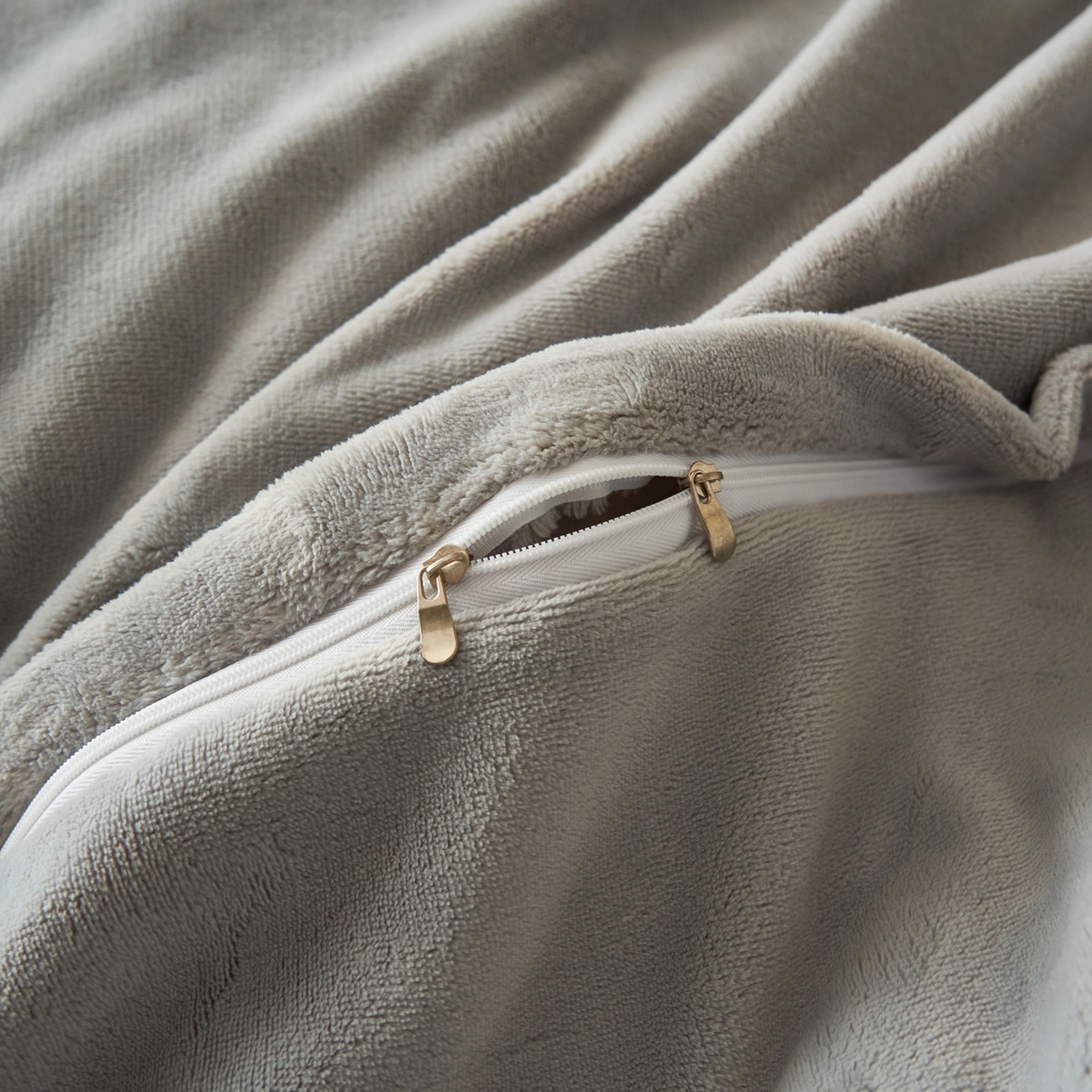 91家纺网 家纺一手货源 找家纺 寐绸家纺 2025秋冬新款230g牛奶绒肌理雕花四件套 肌理四件套-雾蓝