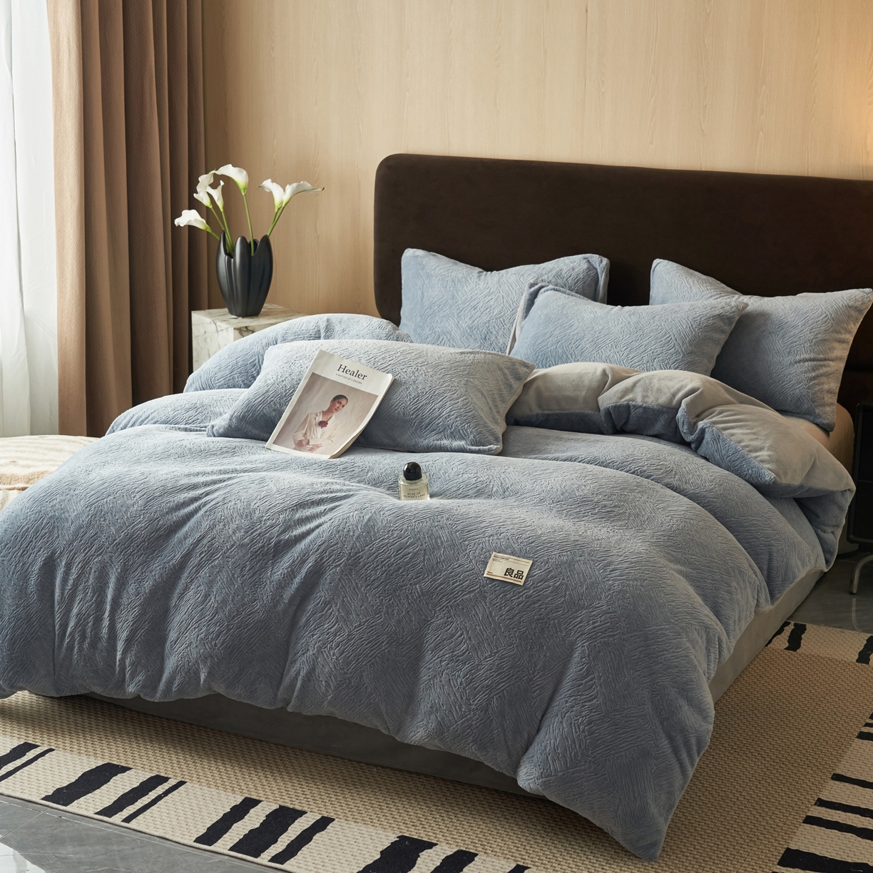 91家纺网 家纺一手货源 找家纺 寐绸家纺 2025秋冬新款230g牛奶绒肌理雕花四件套 肌理四件套-雾蓝