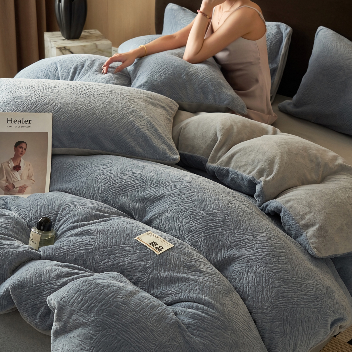 91家纺网 家纺一手货源 找家纺 寐绸家纺 2025秋冬新款230g牛奶绒肌理雕花四件套 肌理四件套-雾蓝