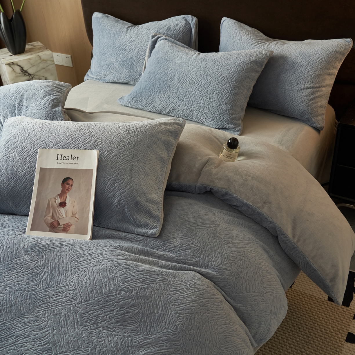 91家纺网 家纺一手货源 找家纺 寐绸家纺 2025秋冬新款230g牛奶绒肌理雕花四件套 肌理四件套-雾蓝