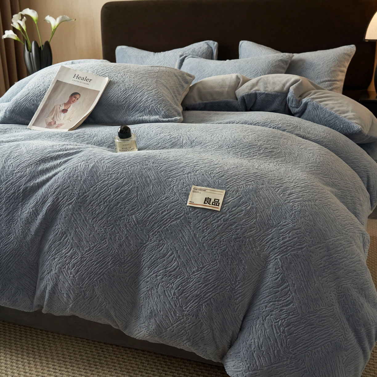 91家纺网 家纺一手货源 找家纺 寐绸家纺 2025秋冬新款230g牛奶绒肌理雕花四件套 肌理四件套-雾蓝