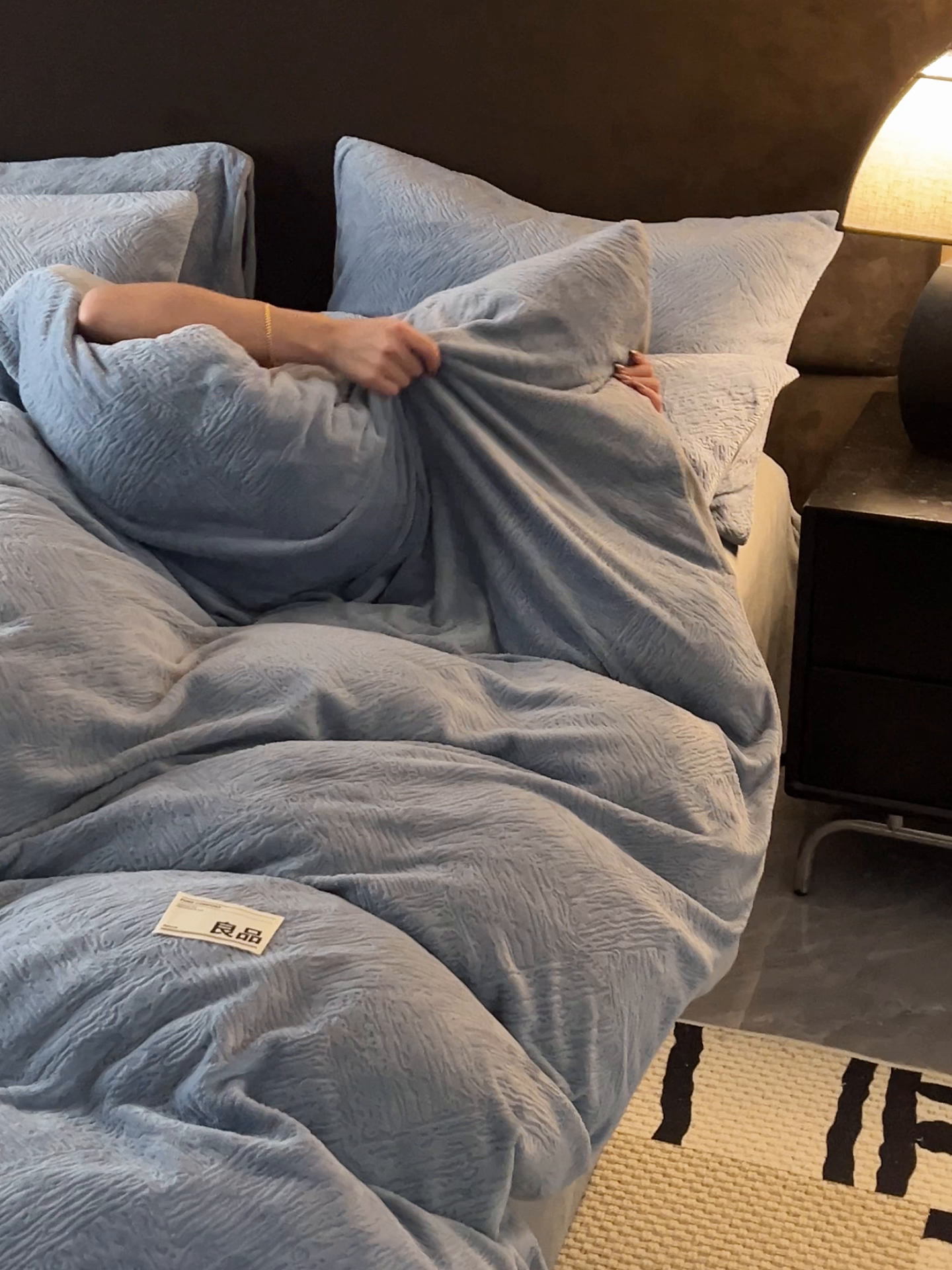 91家纺网 家纺一手货源 找家纺 寐绸家纺 2025秋冬新款230g牛奶绒肌理雕花四件套 肌理四件套-雾蓝
