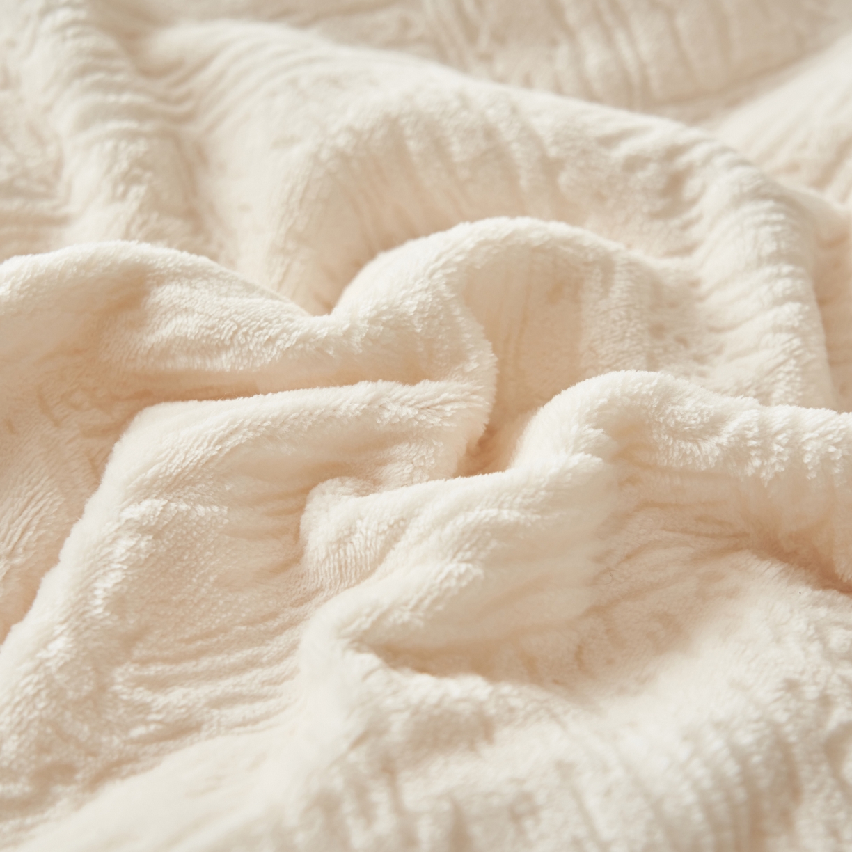 91家纺网 家纺一手货源 找家纺 寐绸家纺 2025秋冬新款230g牛奶绒肌理雕花四件套 肌理四件套-雅白