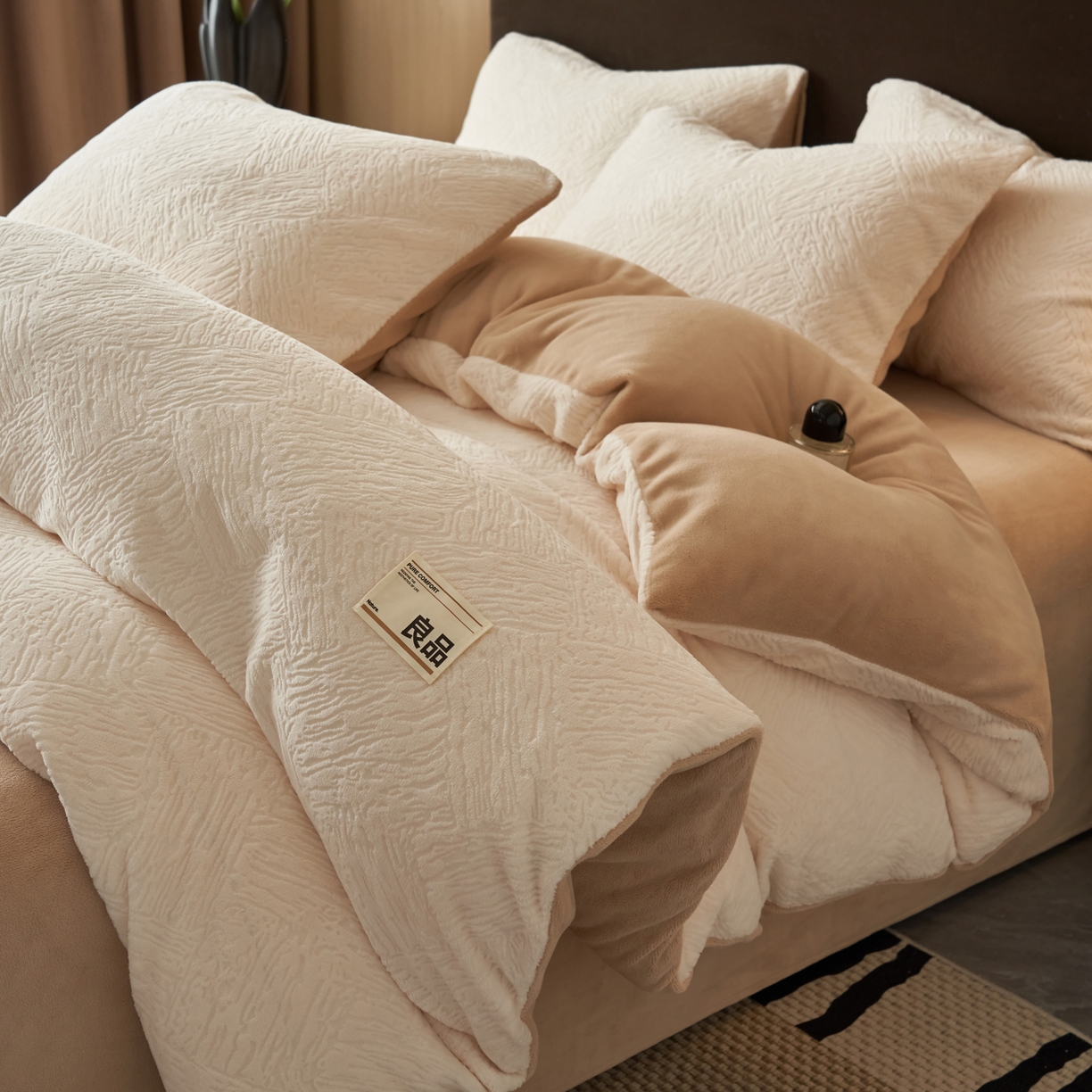 91家纺网 家纺一手货源 找家纺 寐绸家纺 2025秋冬新款230g牛奶绒肌理雕花四件套 肌理四件套-雅白