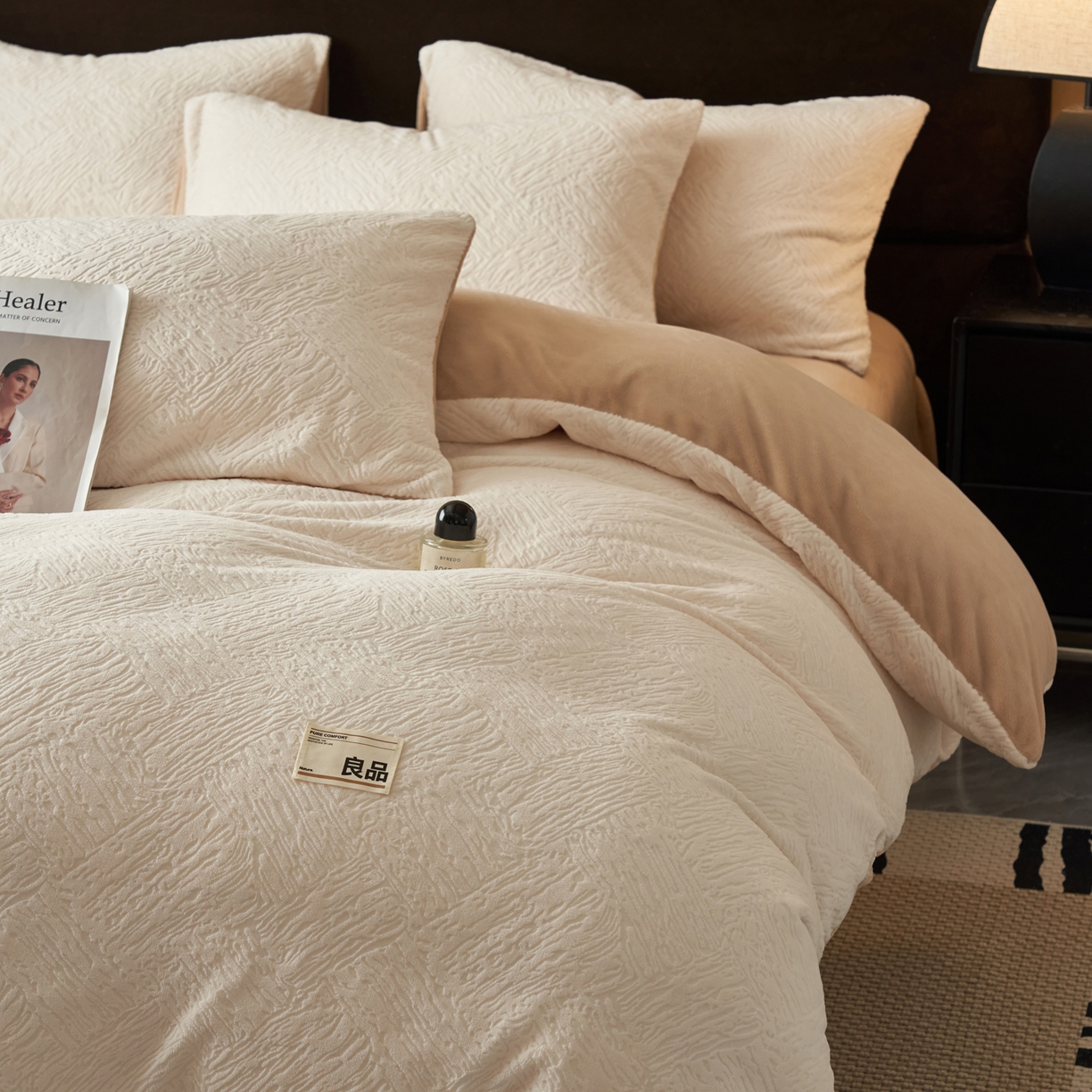 91家纺网 家纺一手货源 找家纺 寐绸家纺 2025秋冬新款230g牛奶绒肌理雕花四件套 肌理四件套-雅白