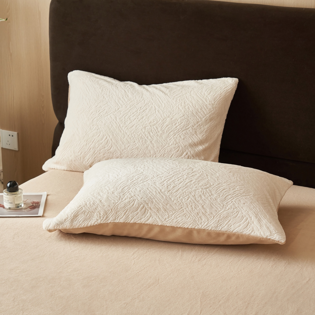 91家纺网 家纺一手货源 找家纺 寐绸家纺 2025秋冬新款230g牛奶绒肌理雕花四件套 肌理四件套-雅白