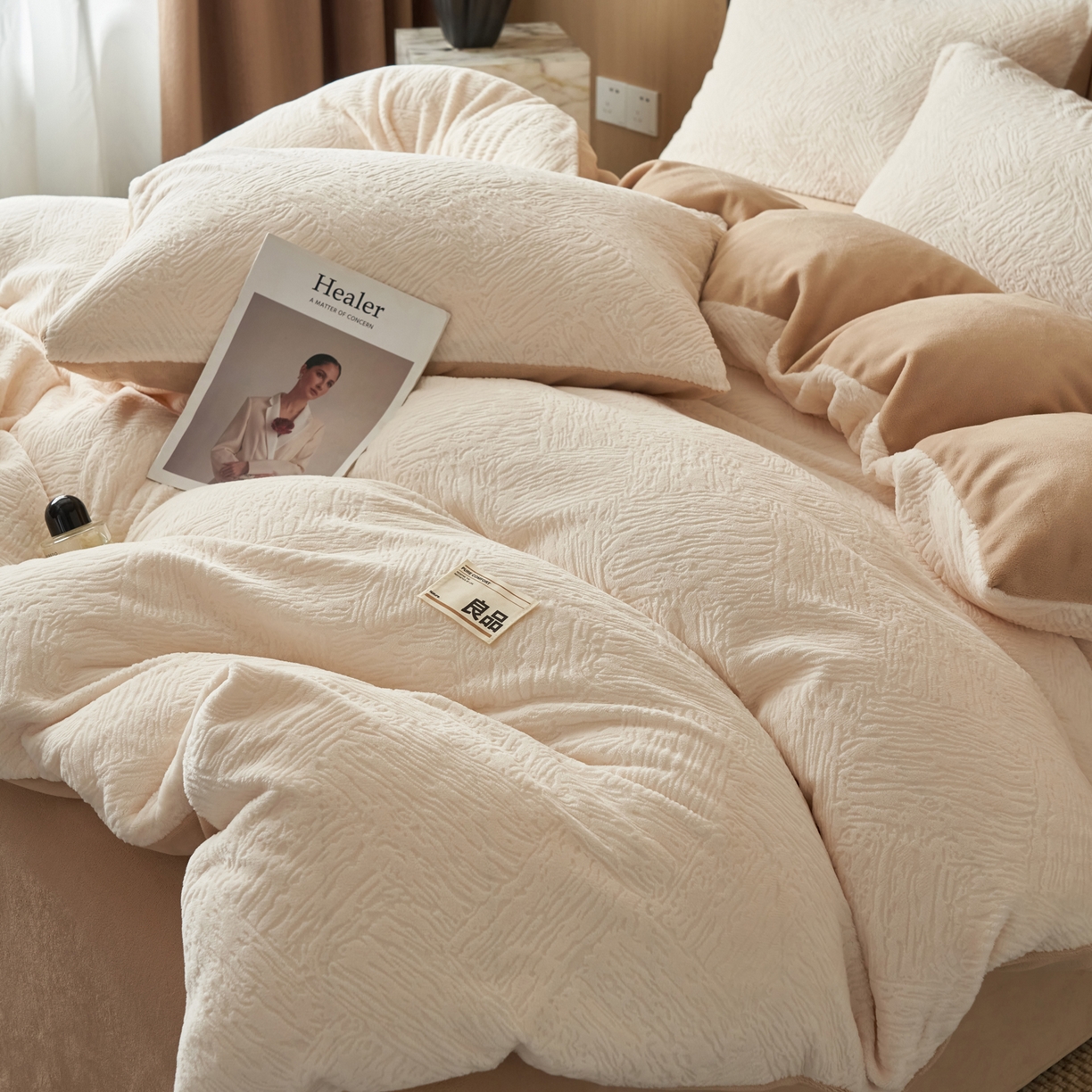 91家纺网 家纺一手货源 找家纺 寐绸家纺 2025秋冬新款230g牛奶绒肌理雕花四件套 肌理四件套-雅白