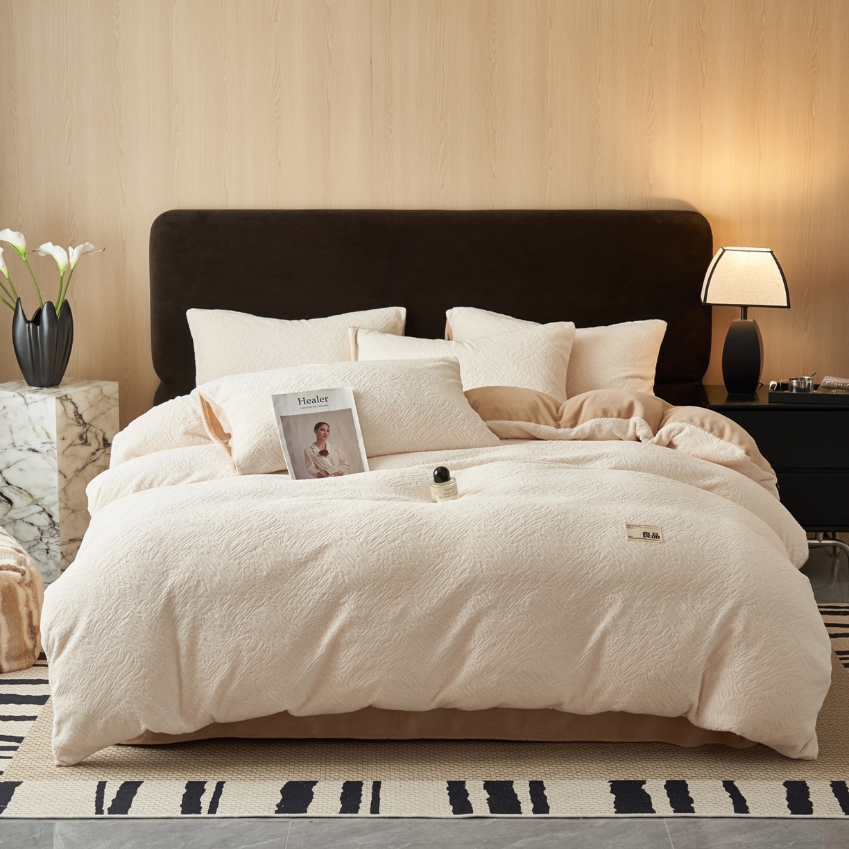 91家纺网 家纺一手货源 找家纺 寐绸家纺 2025秋冬新款230g牛奶绒肌理雕花四件套 肌理四件套-雅白