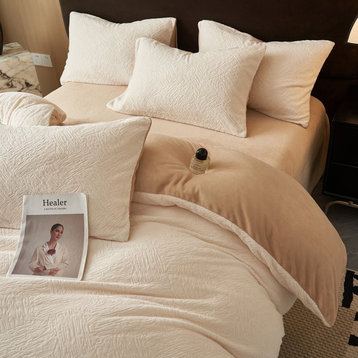 91家纺网 家纺一手货源 找家纺 寐绸家纺 2025秋冬新款230g牛奶绒肌理雕花四件套 肌理四件套-雅白