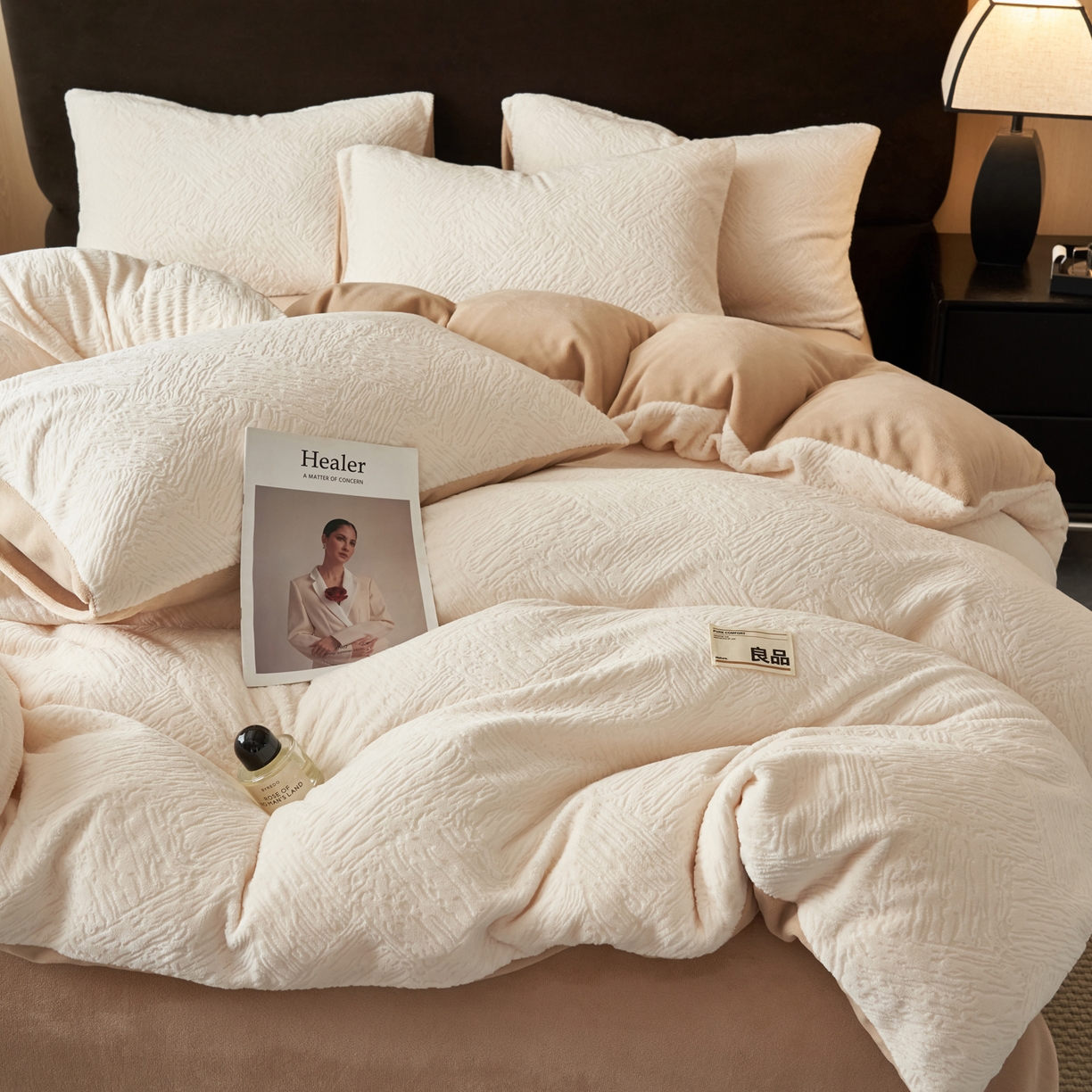 91家纺网 家纺一手货源 找家纺 寐绸家纺 2025秋冬新款230g牛奶绒肌理雕花四件套 肌理四件套-雅白