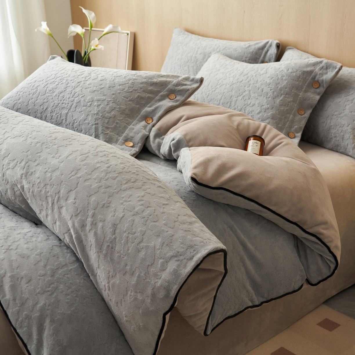 91家纺网 家纺一手货源 找家纺 （总）寐绸家纺 2025秋冬新款230g牛奶绒壁纸风雕花四件套