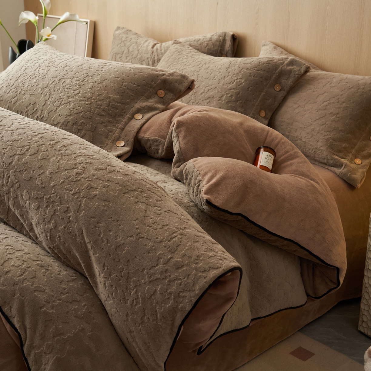 91家纺网 家纺一手货源 找家纺 （总）寐绸家纺 2025秋冬新款230g牛奶绒壁纸风雕花四件套