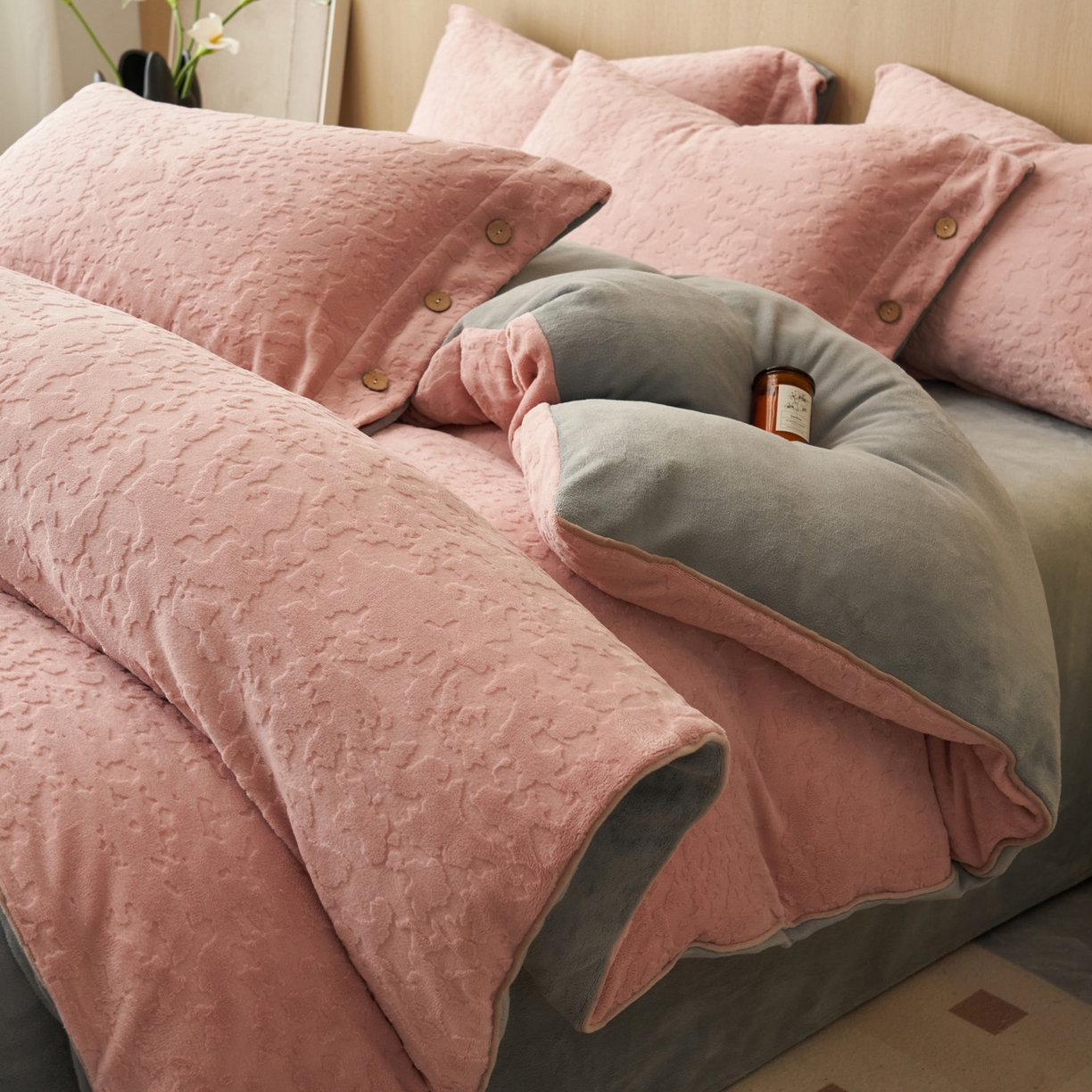 寐绸家纺 2025秋冬新款230g牛奶绒壁纸风雕花四件套 壁纸风-豆沙