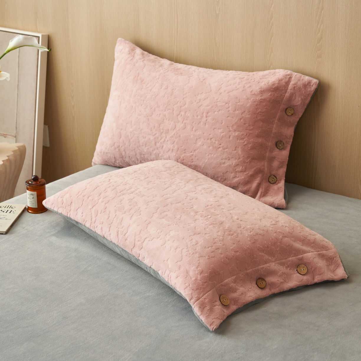 91家纺网 家纺一手货源 找家纺 寐绸家纺 2025秋冬新款230g牛奶绒壁纸风雕花四件套 壁纸风-豆沙