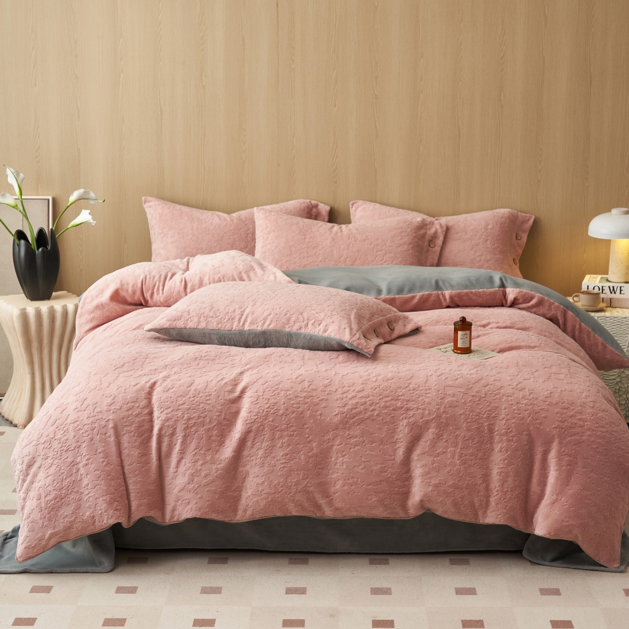 91家纺网 家纺一手货源 找家纺 寐绸家纺 2025秋冬新款230g牛奶绒壁纸风雕花四件套 壁纸风-豆沙