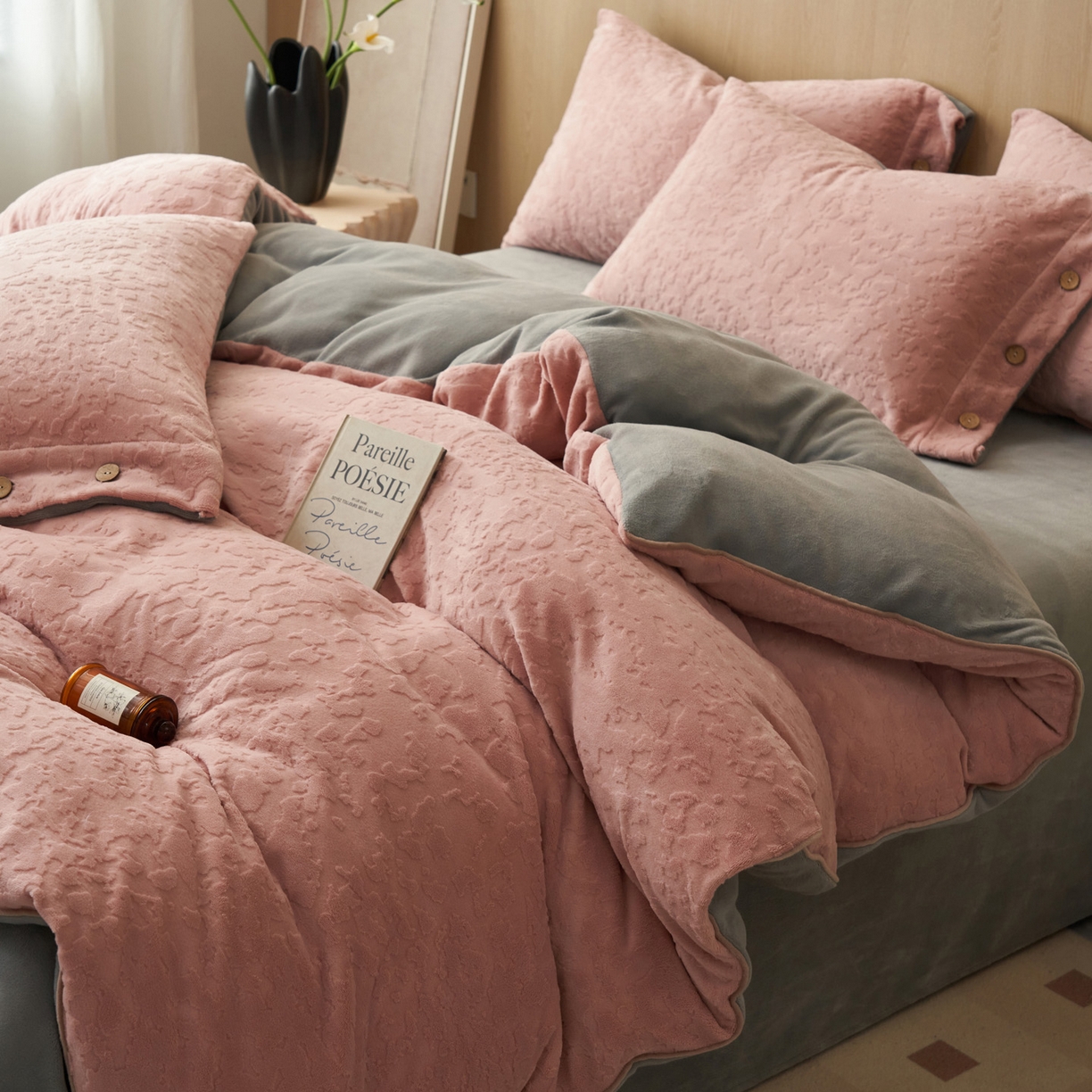 91家纺网 家纺一手货源 找家纺 寐绸家纺 2025秋冬新款230g牛奶绒壁纸风雕花四件套 壁纸风-豆沙