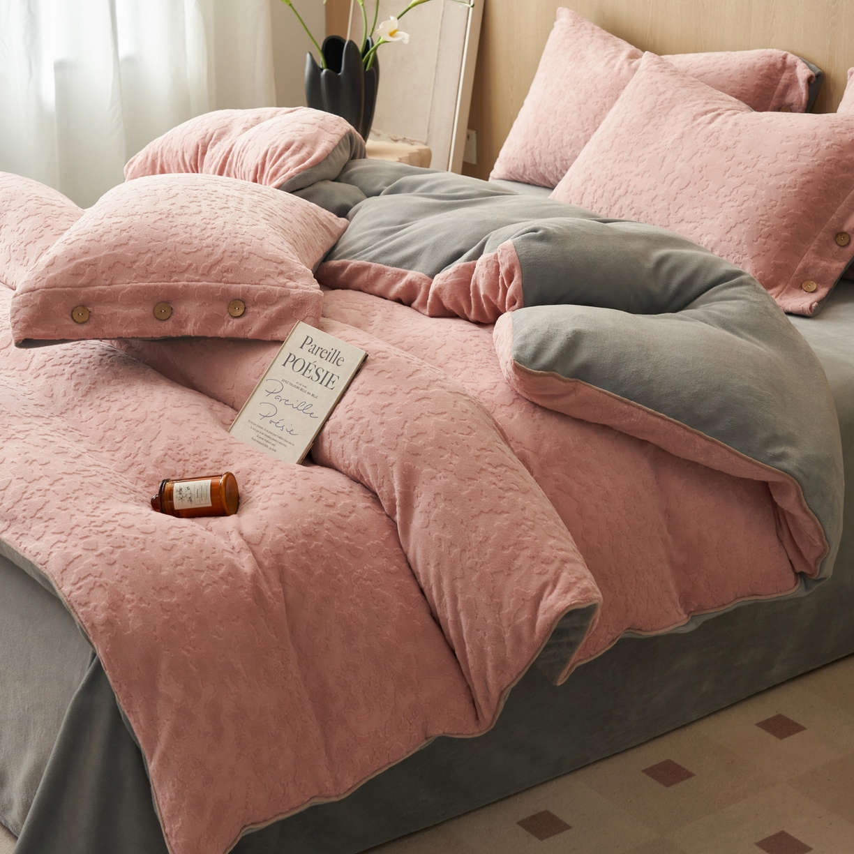 91家纺网 家纺一手货源 找家纺 寐绸家纺 2025秋冬新款230g牛奶绒壁纸风雕花四件套 壁纸风-豆沙