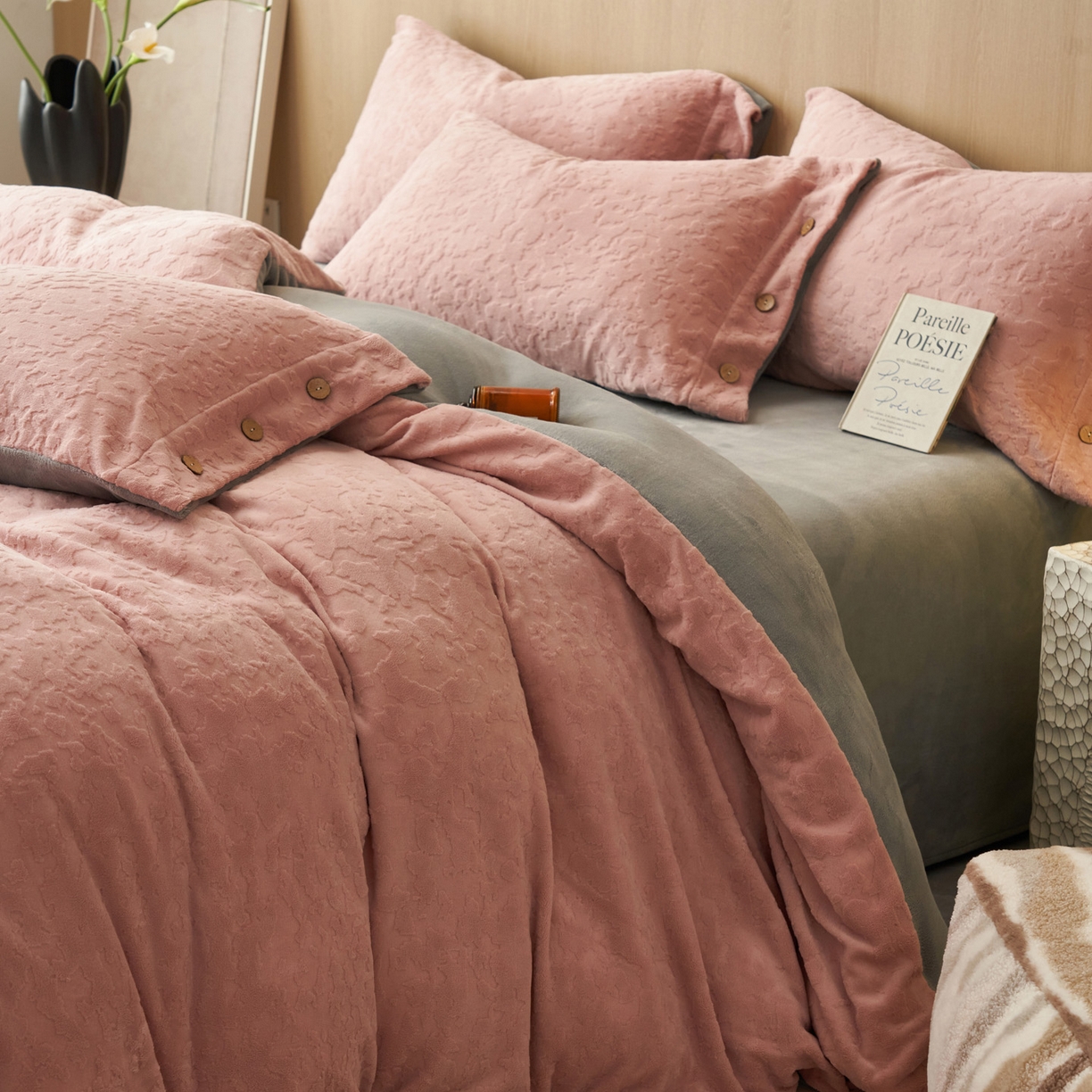 91家纺网 家纺一手货源 找家纺 寐绸家纺 2025秋冬新款230g牛奶绒壁纸风雕花四件套 壁纸风-豆沙