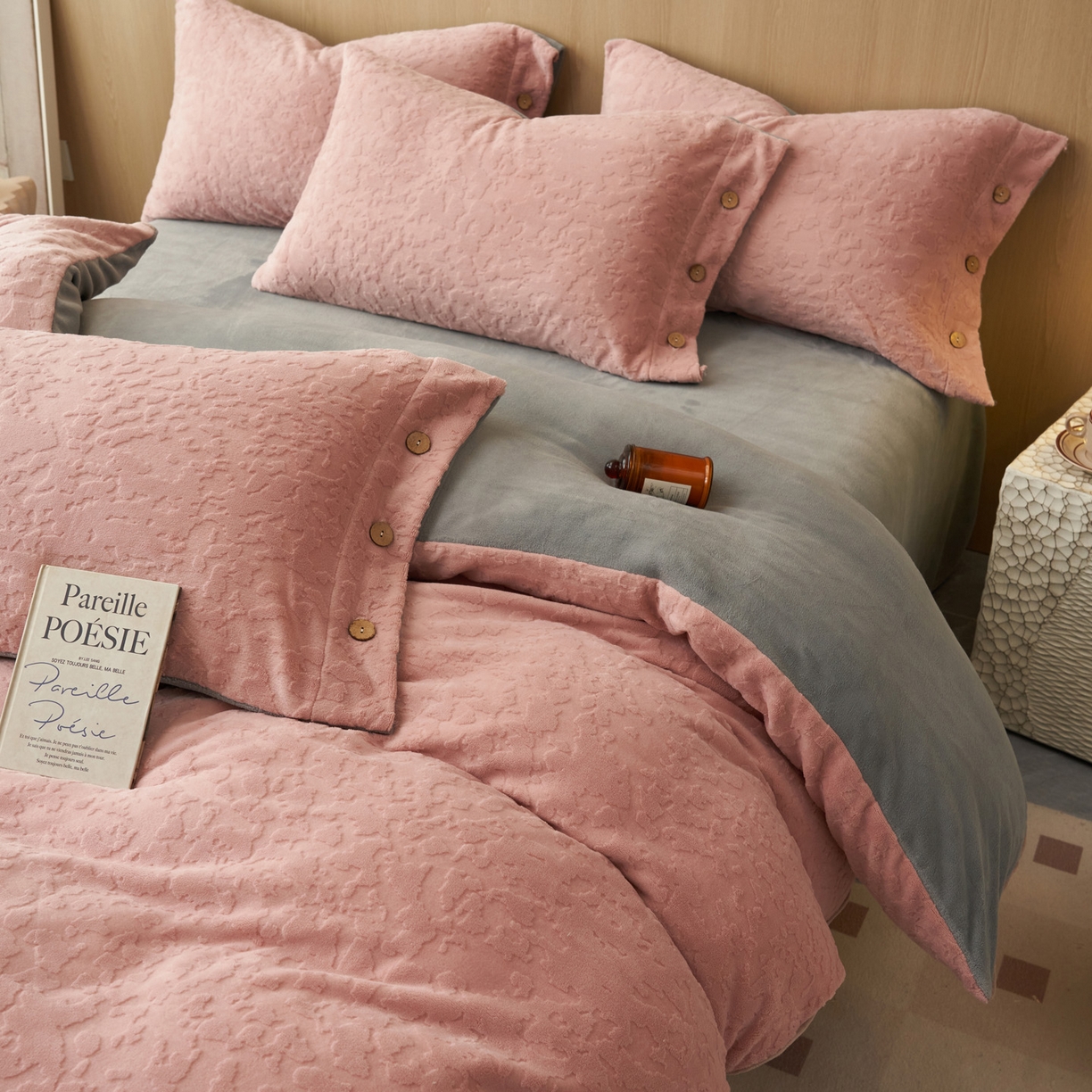 91家纺网 家纺一手货源 找家纺 寐绸家纺 2025秋冬新款230g牛奶绒壁纸风雕花四件套 壁纸风-豆沙