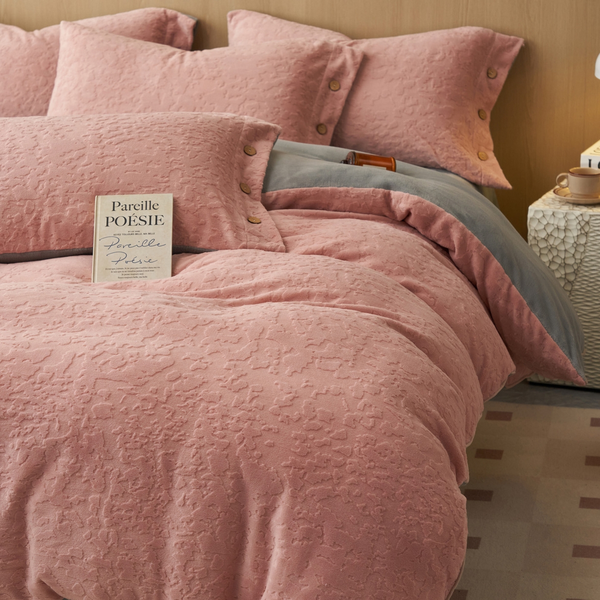 91家纺网 家纺一手货源 找家纺 寐绸家纺 2025秋冬新款230g牛奶绒壁纸风雕花四件套 壁纸风-豆沙