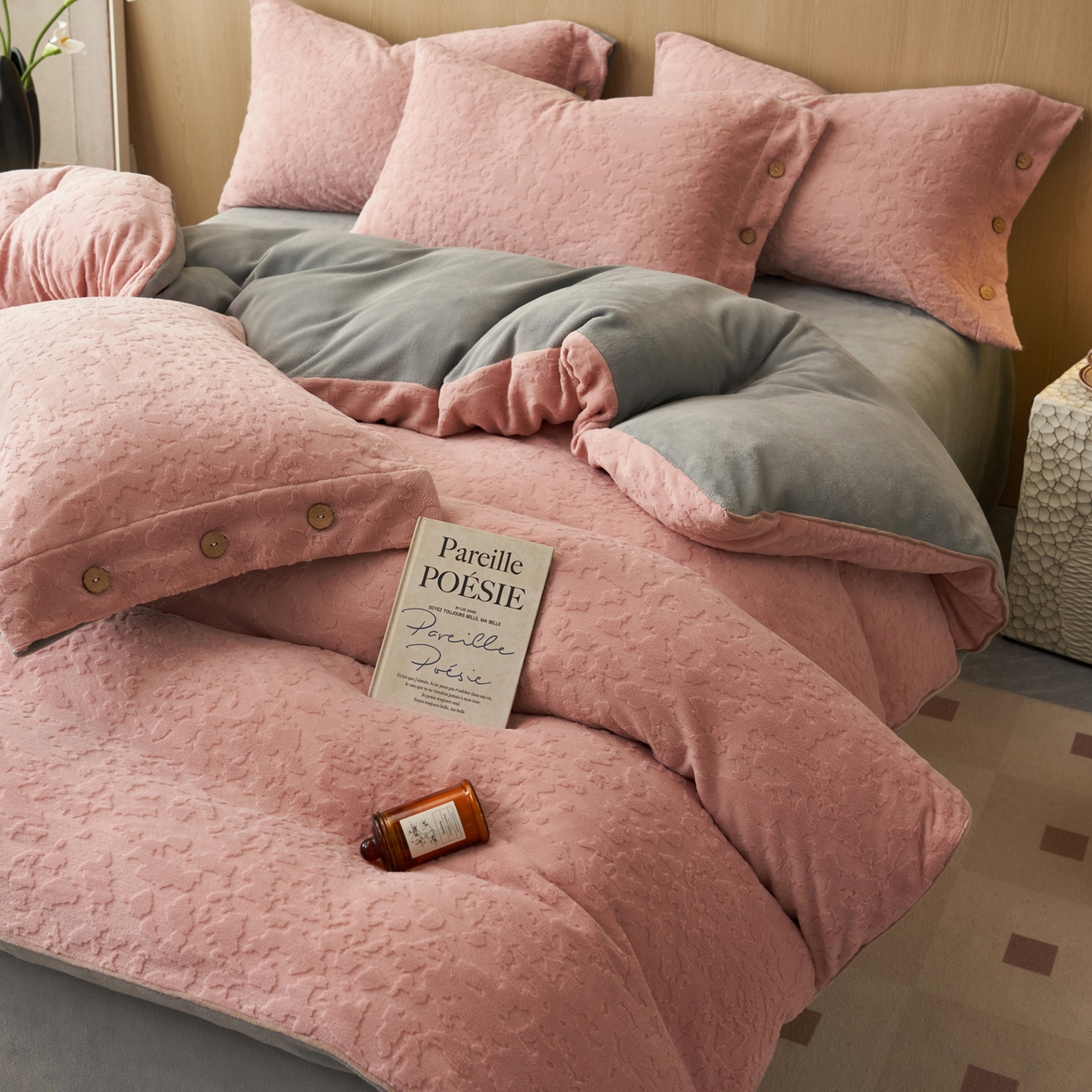 91家纺网 家纺一手货源 找家纺 寐绸家纺 2025秋冬新款230g牛奶绒壁纸风雕花四件套 壁纸风-豆沙