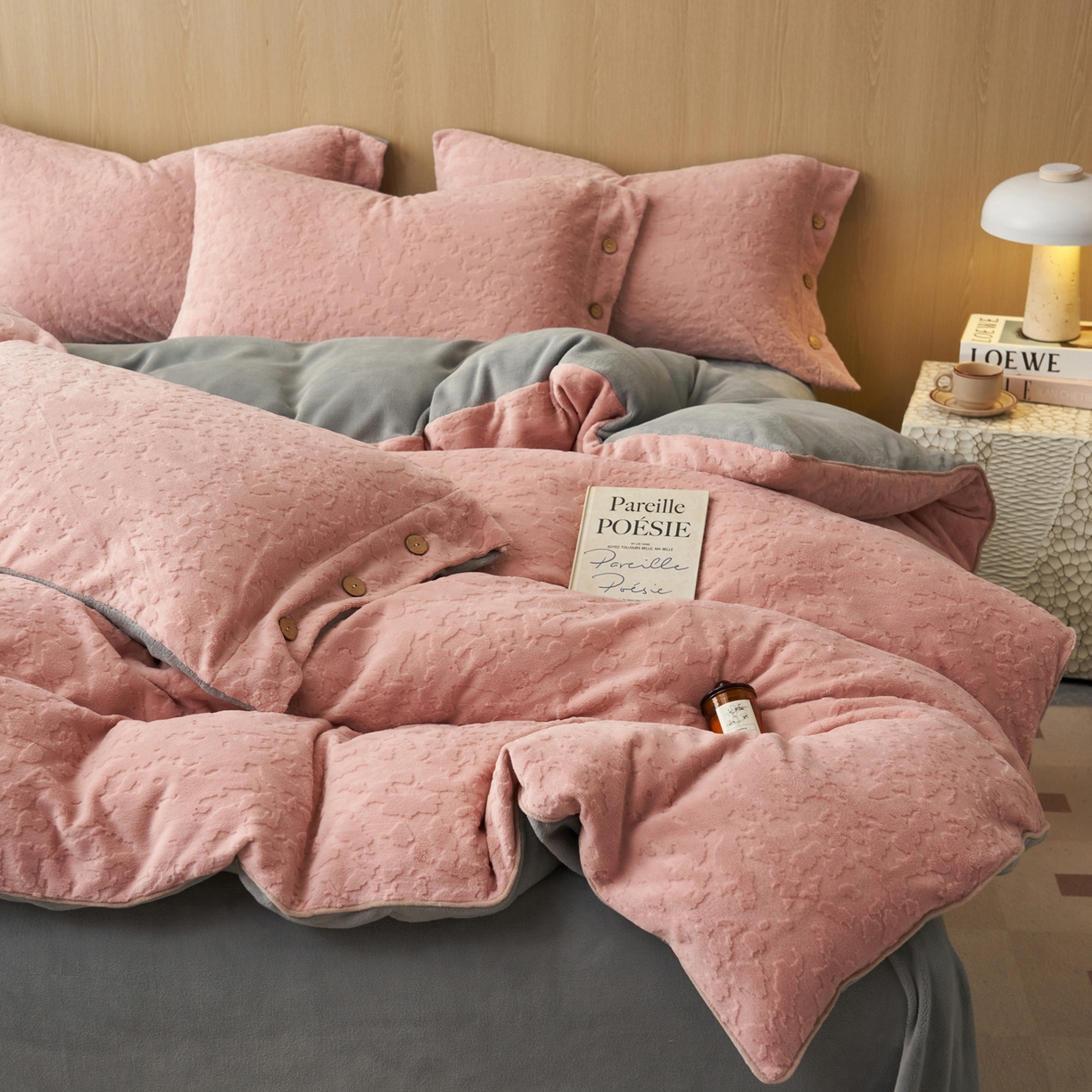 91家纺网 家纺一手货源 找家纺 寐绸家纺 2025秋冬新款230g牛奶绒壁纸风雕花四件套 壁纸风-豆沙