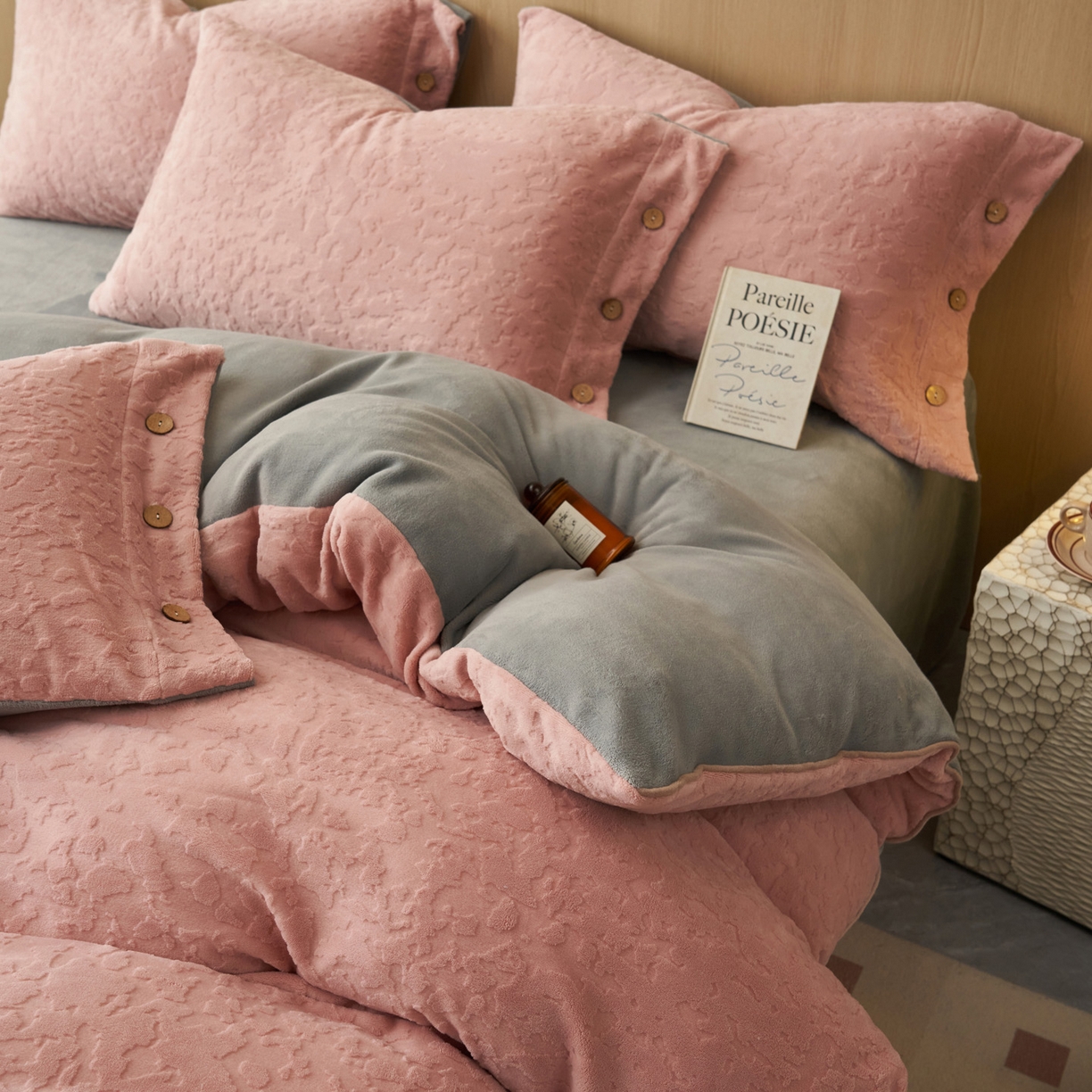 91家纺网 家纺一手货源 找家纺 寐绸家纺 2025秋冬新款230g牛奶绒壁纸风雕花四件套 壁纸风-豆沙