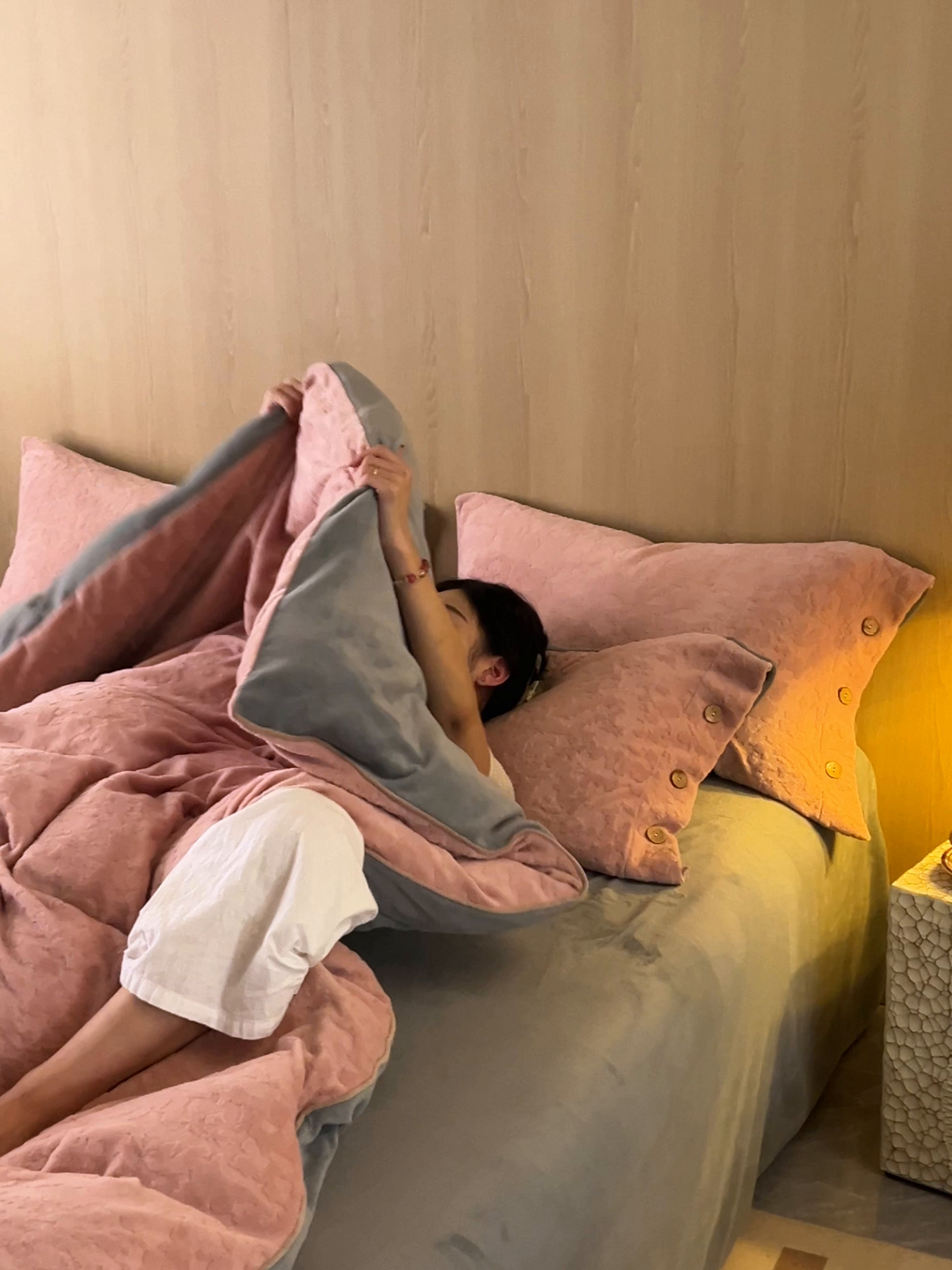 91家纺网 家纺一手货源 找家纺 寐绸家纺 2025秋冬新款230g牛奶绒壁纸风雕花四件套 壁纸风-豆沙