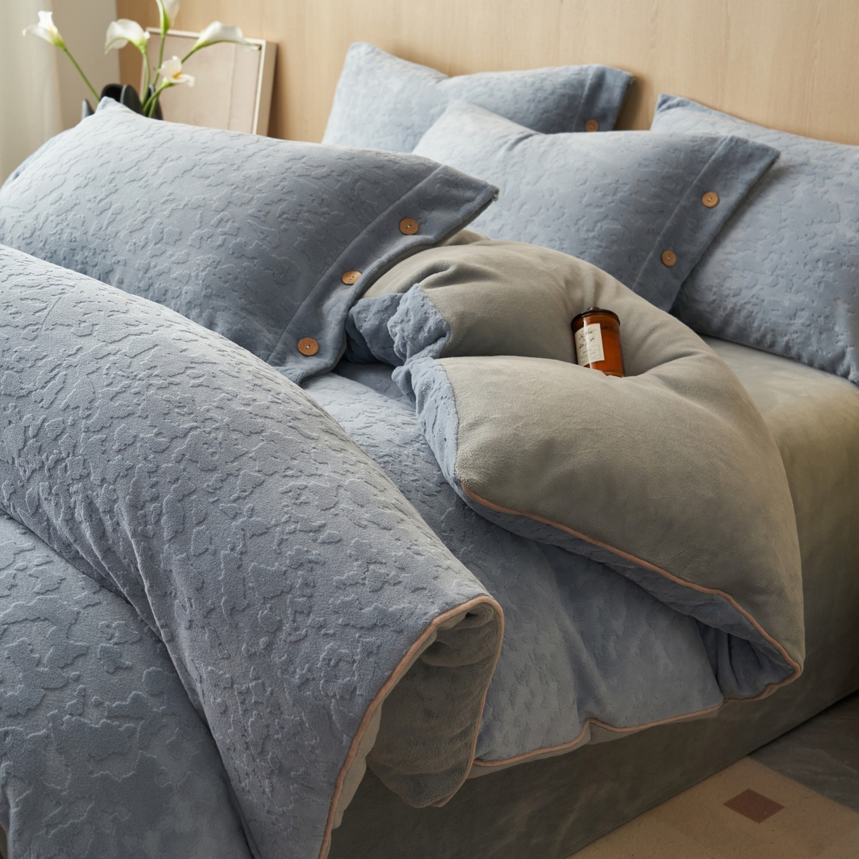 寐绸家纺 2025秋冬新款230g牛奶绒壁纸风雕花四件套 壁纸风-宾利蓝