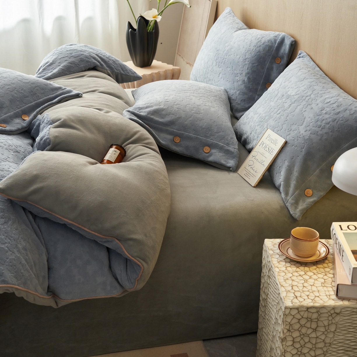 91家纺网 家纺一手货源 找家纺 寐绸家纺 2025秋冬新款230g牛奶绒壁纸风雕花四件套 壁纸风-宾利蓝