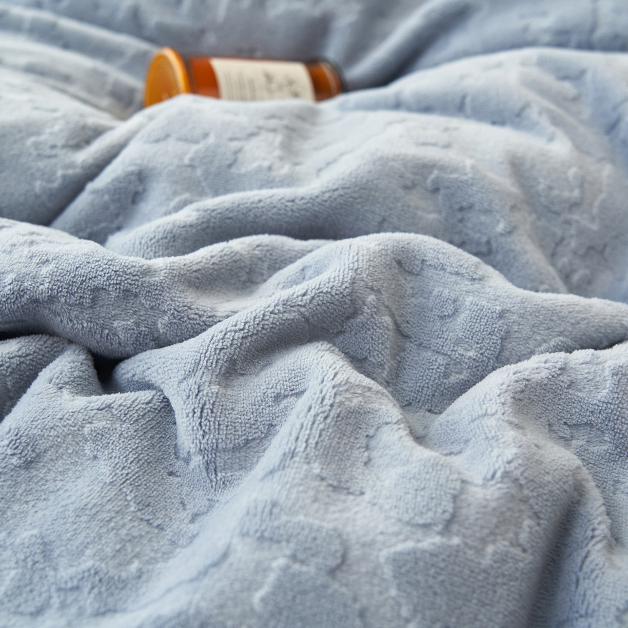 91家纺网 家纺一手货源 找家纺 寐绸家纺 2025秋冬新款230g牛奶绒壁纸风雕花四件套 壁纸风-宾利蓝