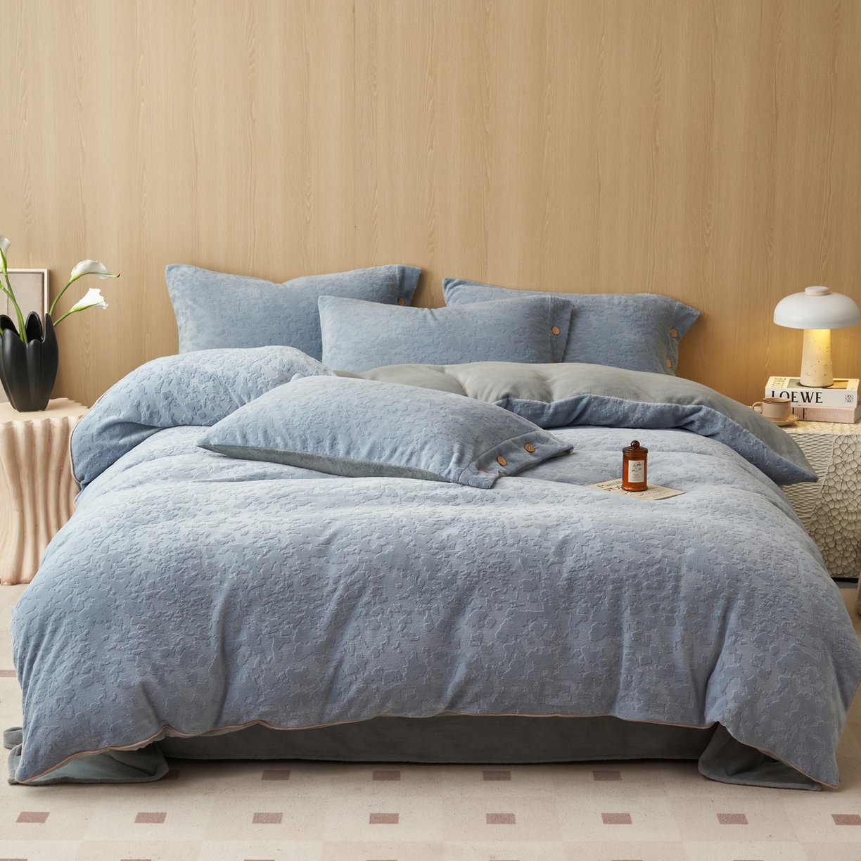 91家纺网 家纺一手货源 找家纺 寐绸家纺 2025秋冬新款230g牛奶绒壁纸风雕花四件套 壁纸风-宾利蓝