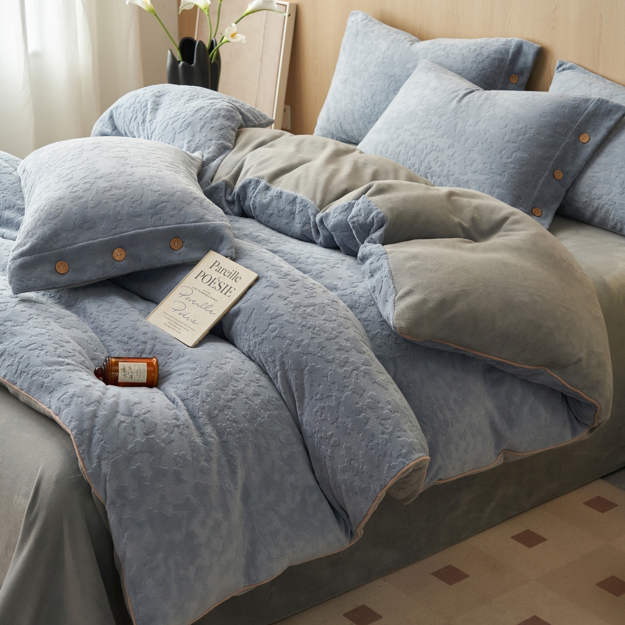 91家纺网 家纺一手货源 找家纺 寐绸家纺 2025秋冬新款230g牛奶绒壁纸风雕花四件套 壁纸风-宾利蓝