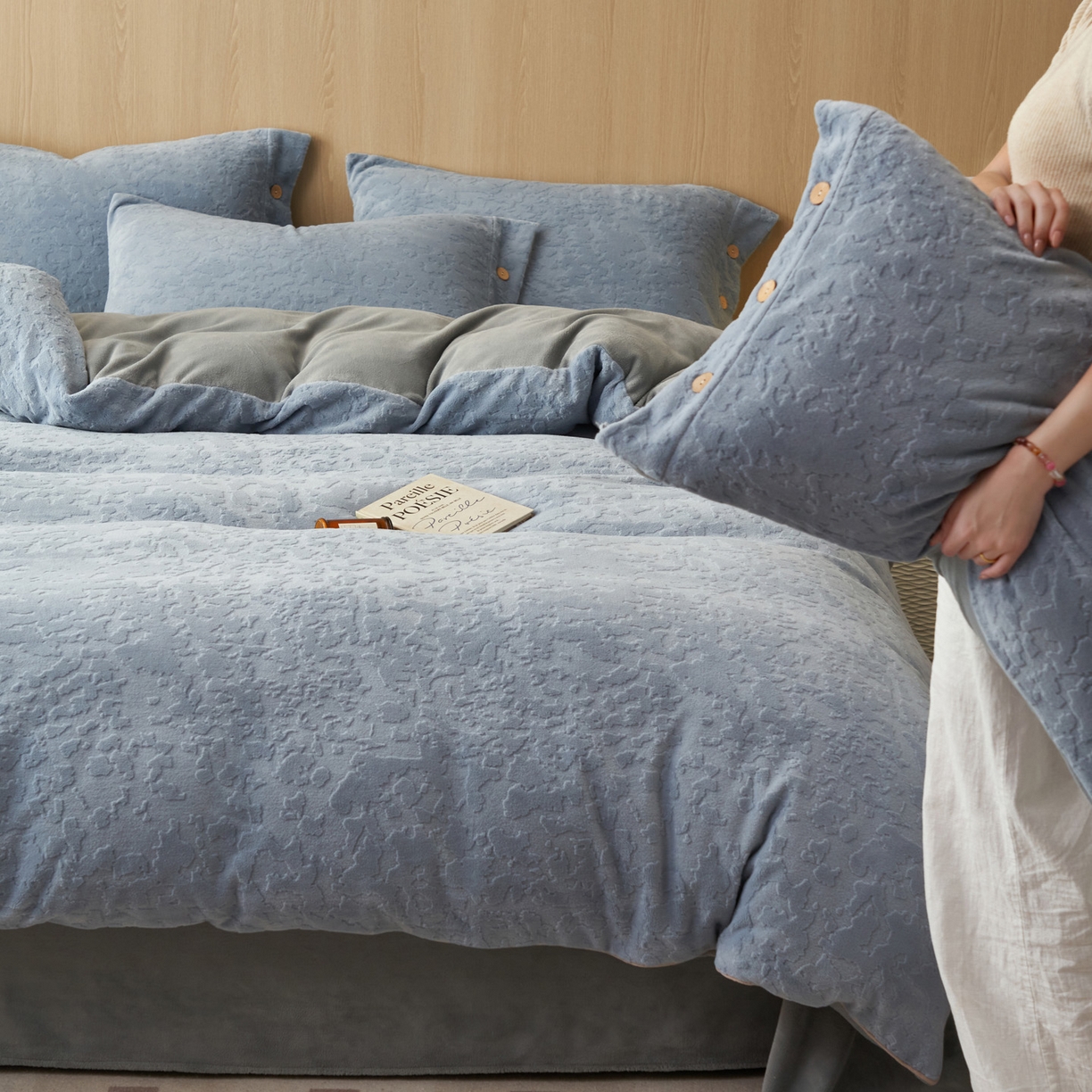 91家纺网 家纺一手货源 找家纺 寐绸家纺 2025秋冬新款230g牛奶绒壁纸风雕花四件套 壁纸风-宾利蓝