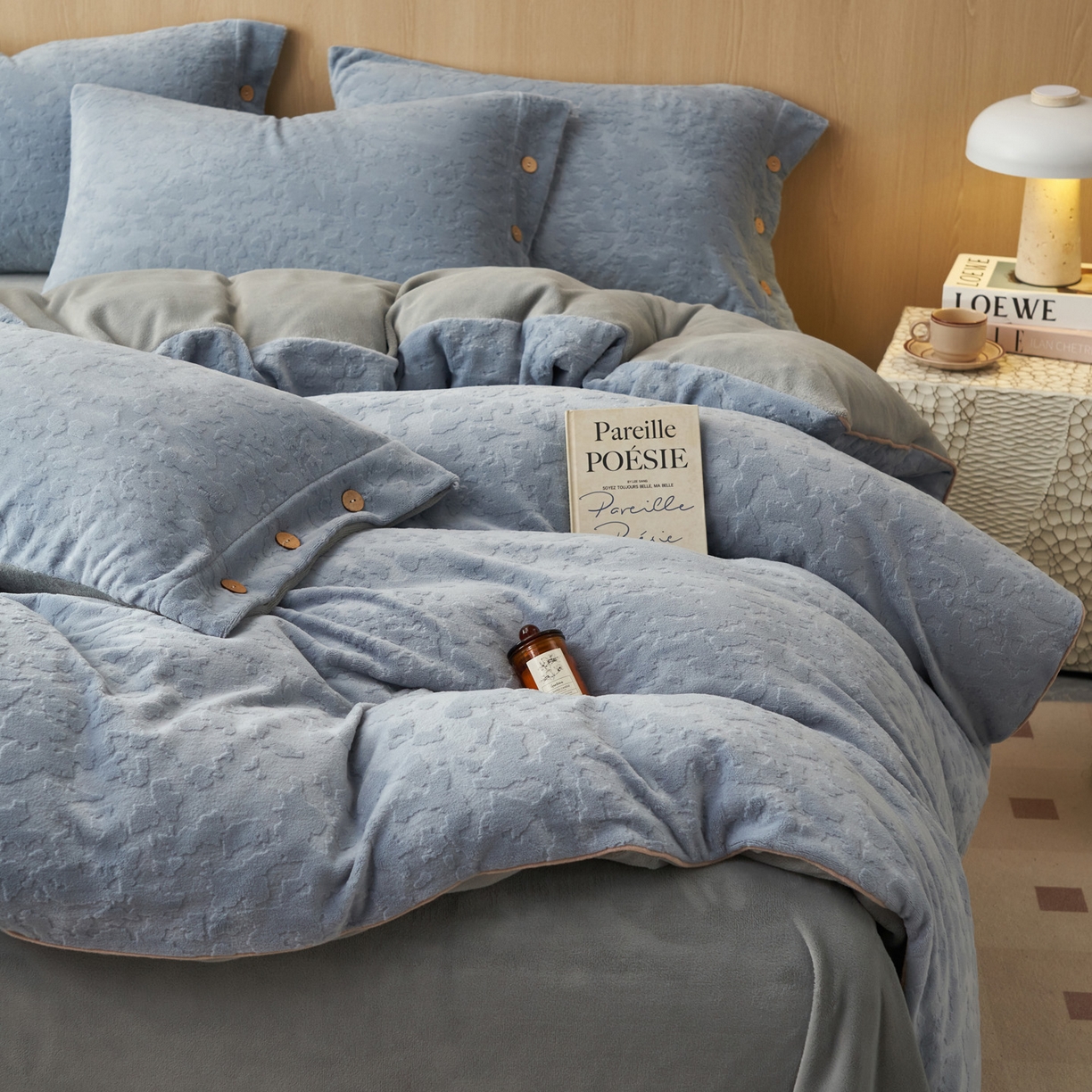 91家纺网 家纺一手货源 找家纺 寐绸家纺 2025秋冬新款230g牛奶绒壁纸风雕花四件套 壁纸风-宾利蓝