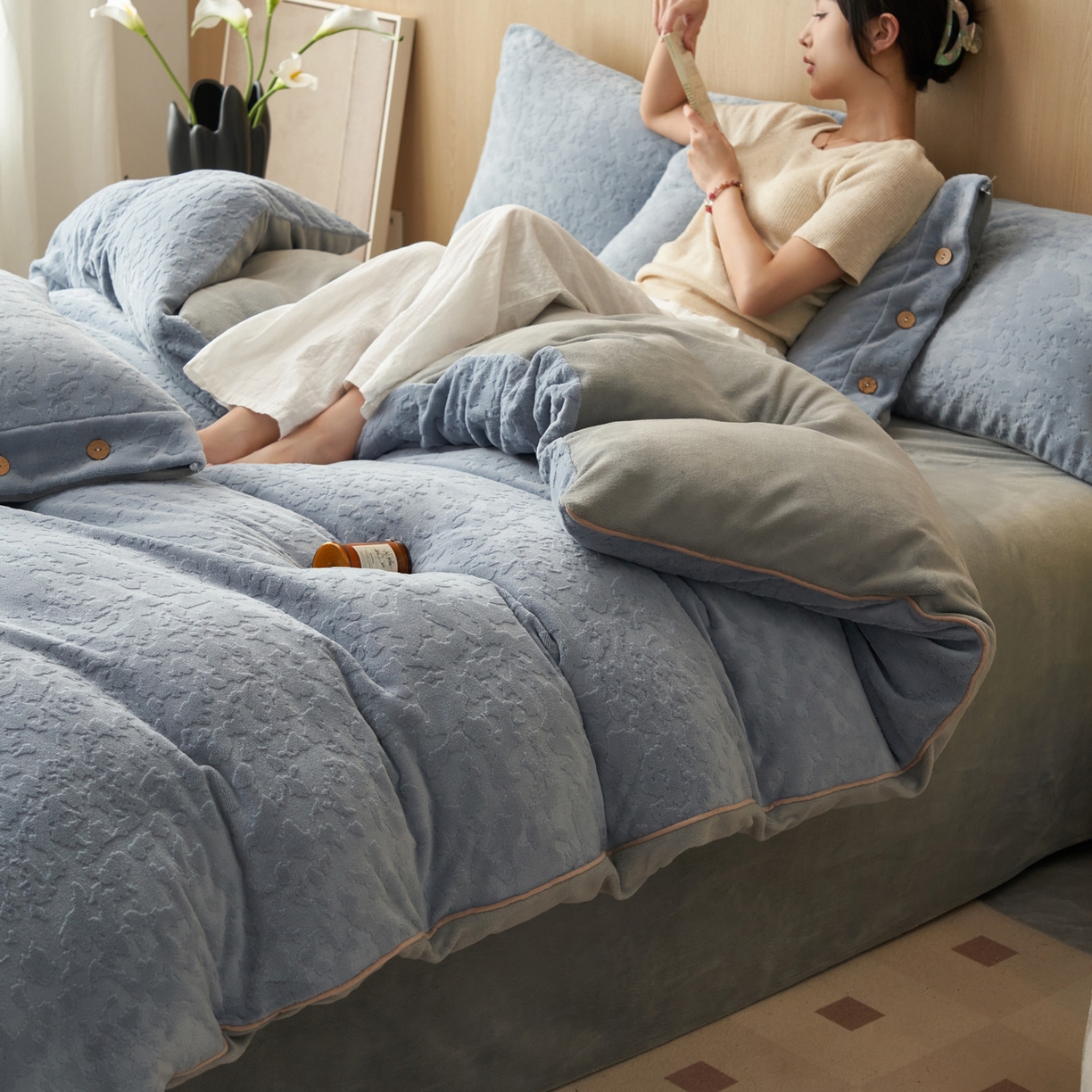 91家纺网 家纺一手货源 找家纺 寐绸家纺 2025秋冬新款230g牛奶绒壁纸风雕花四件套 壁纸风-宾利蓝