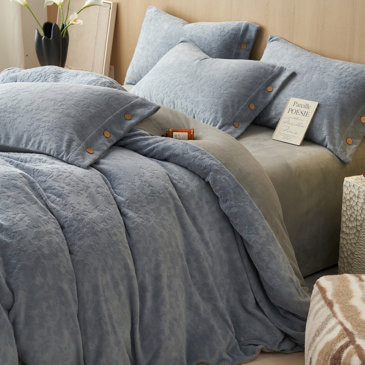 91家纺网 家纺一手货源 找家纺 寐绸家纺 2025秋冬新款230g牛奶绒壁纸风雕花四件套 壁纸风-宾利蓝