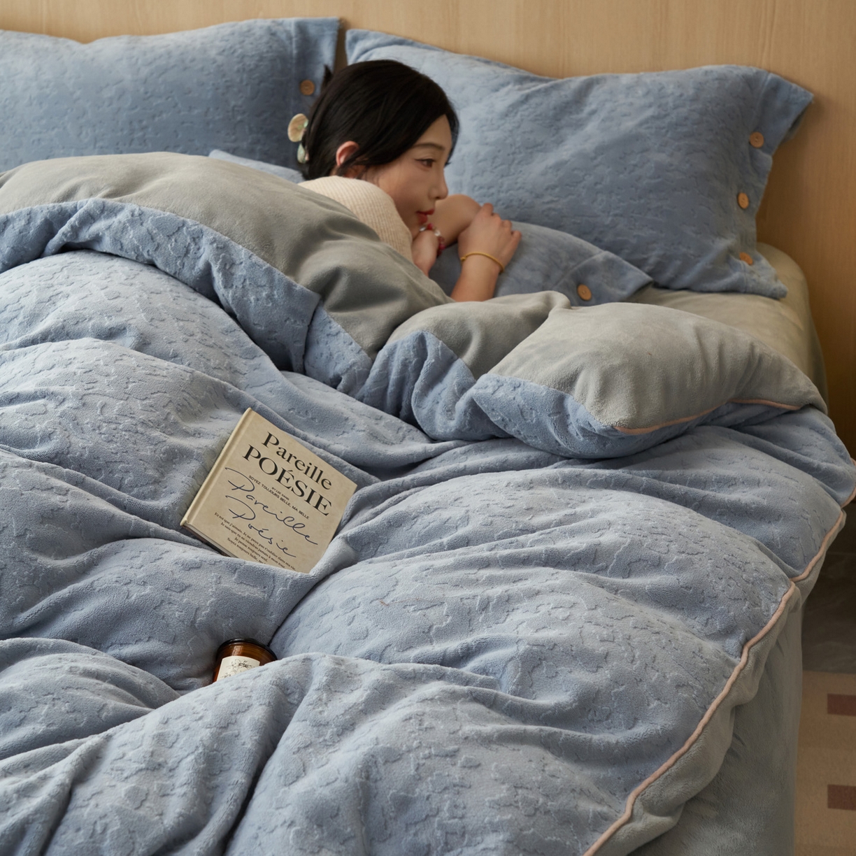 91家纺网 家纺一手货源 找家纺 寐绸家纺 2025秋冬新款230g牛奶绒壁纸风雕花四件套 壁纸风-宾利蓝