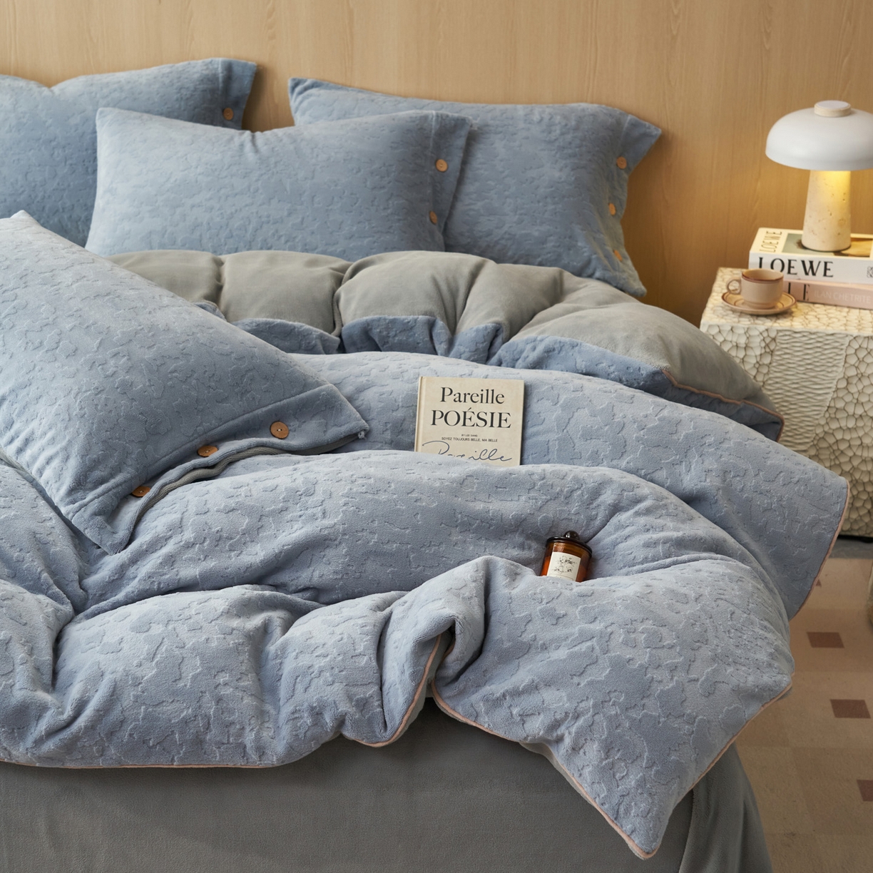 91家纺网 家纺一手货源 找家纺 寐绸家纺 2025秋冬新款230g牛奶绒壁纸风雕花四件套 壁纸风-宾利蓝