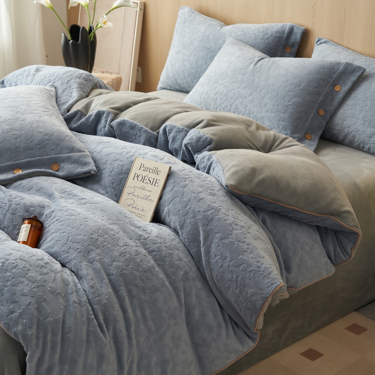 91家纺网 家纺一手货源 找家纺 寐绸家纺 2025秋冬新款230g牛奶绒壁纸风雕花四件套 壁纸风-宾利蓝