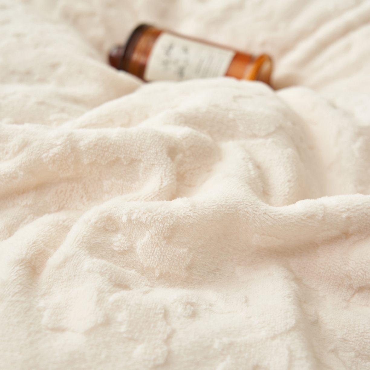 91家纺网 家纺一手货源 找家纺 寐绸家纺 2025秋冬新款230g牛奶绒壁纸风雕花四件套 壁纸风-高级白