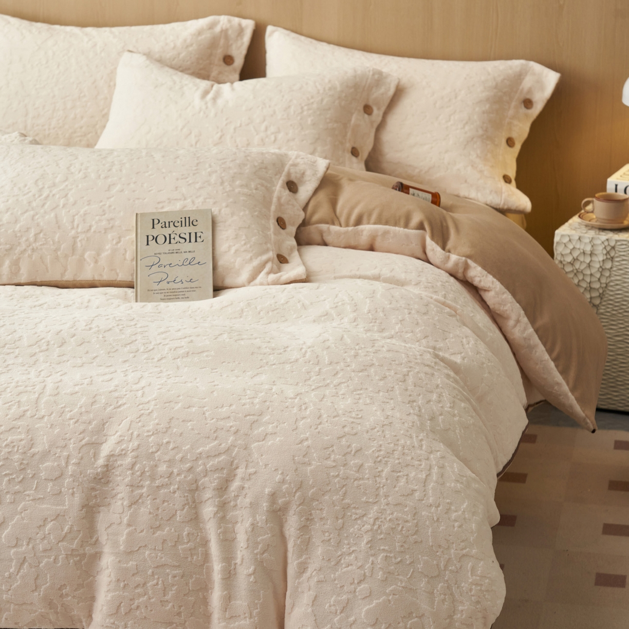 91家纺网 家纺一手货源 找家纺 寐绸家纺 2025秋冬新款230g牛奶绒壁纸风雕花四件套 壁纸风-高级白