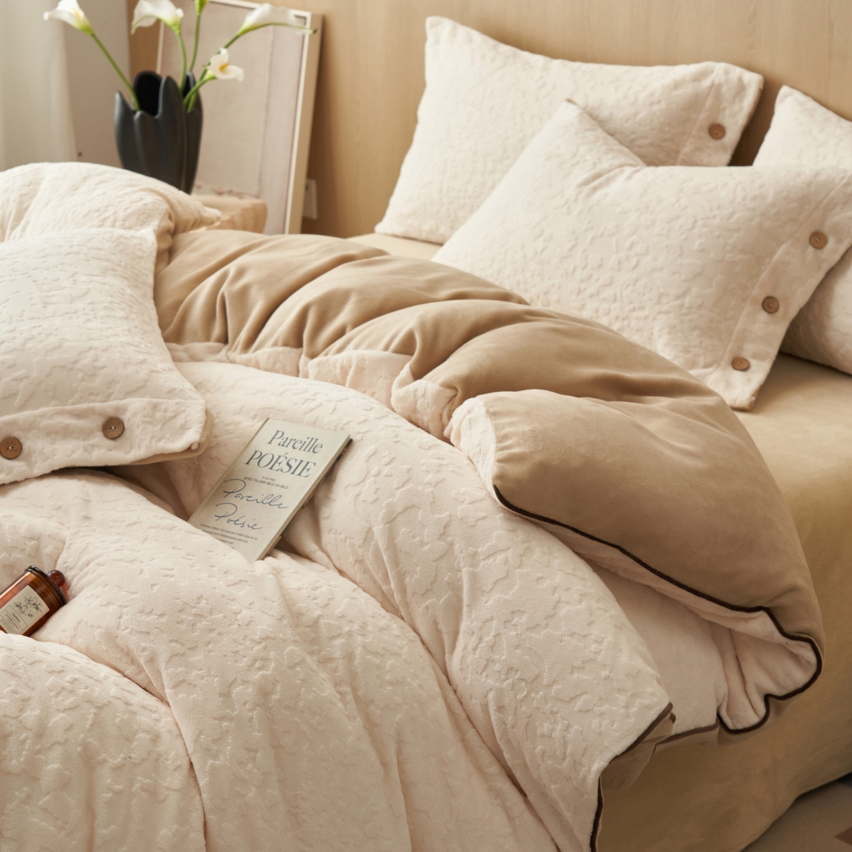 91家纺网 家纺一手货源 找家纺 寐绸家纺 2025秋冬新款230g牛奶绒壁纸风雕花四件套 壁纸风-高级白